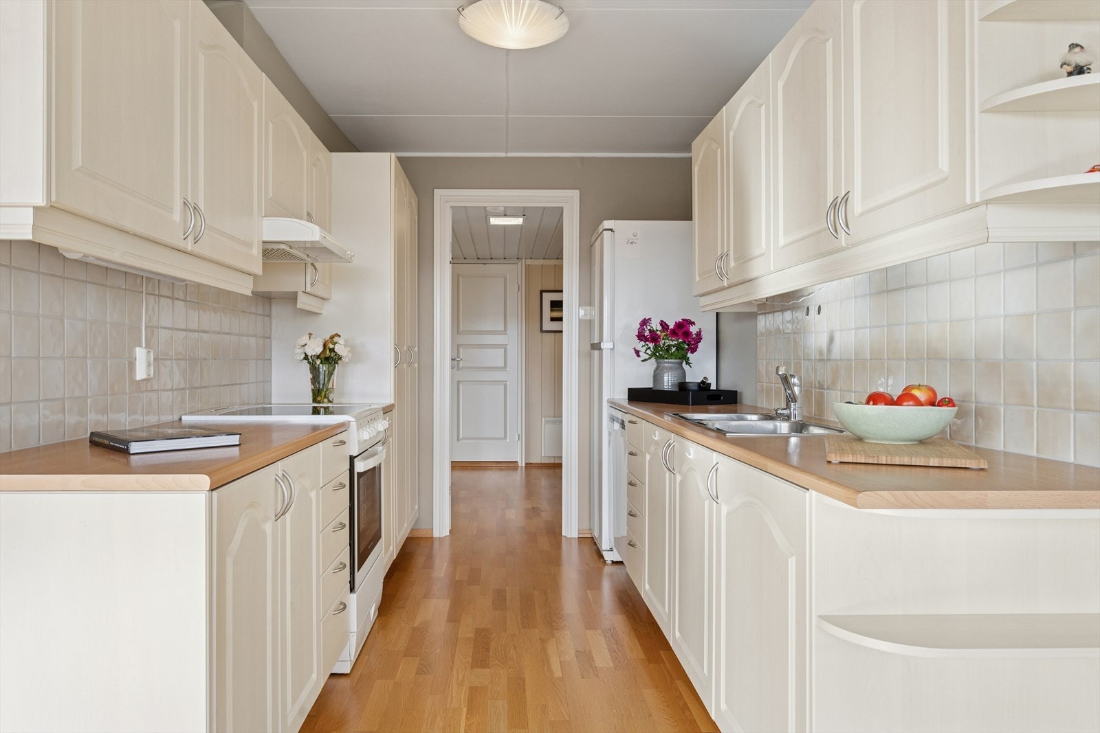 Praktisk åpning med tilkomst til kjøkken både fra stue og gang. Galleribilde