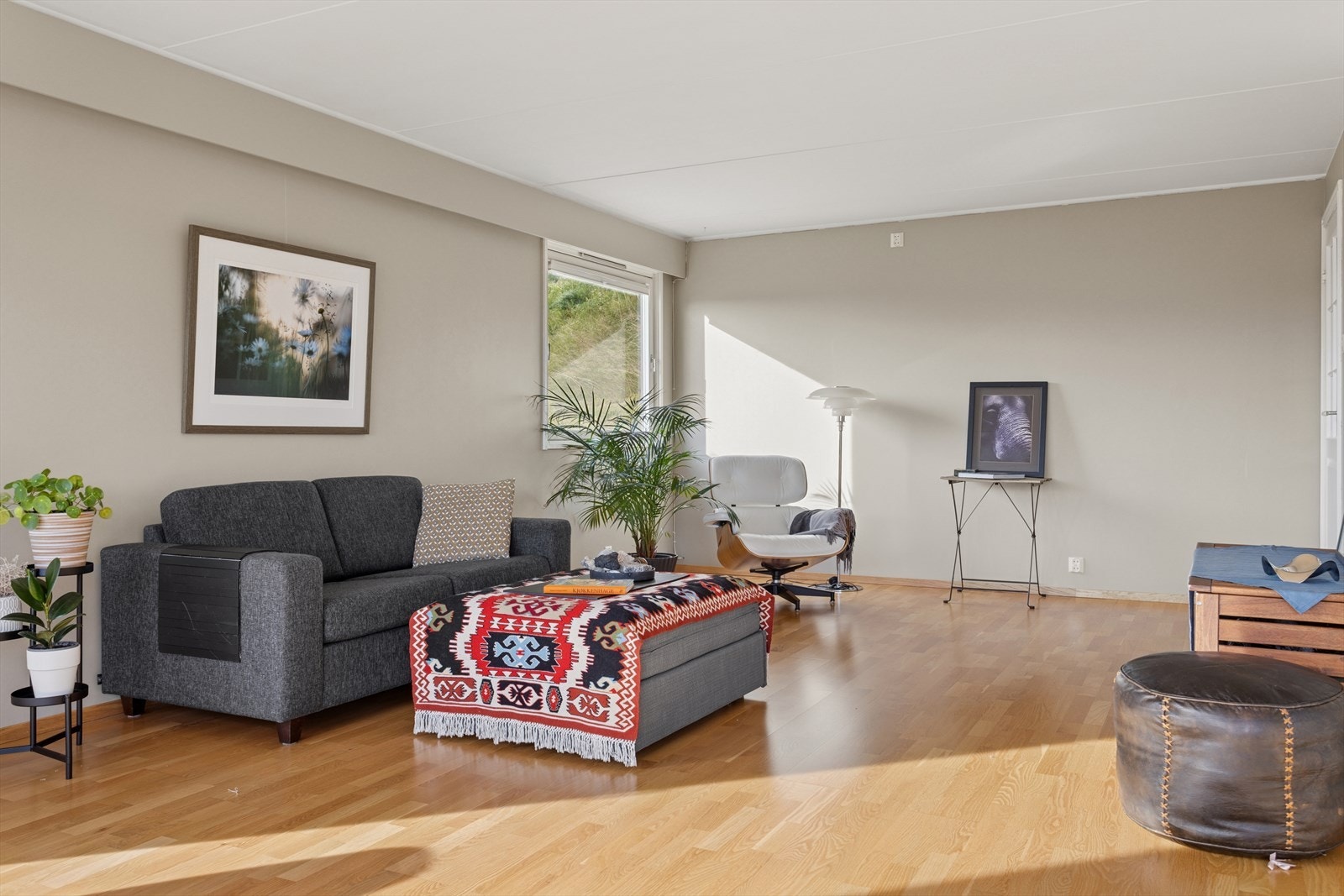 Stuen har god plass til stor sofa med bord og TV-benk. Galleribilde