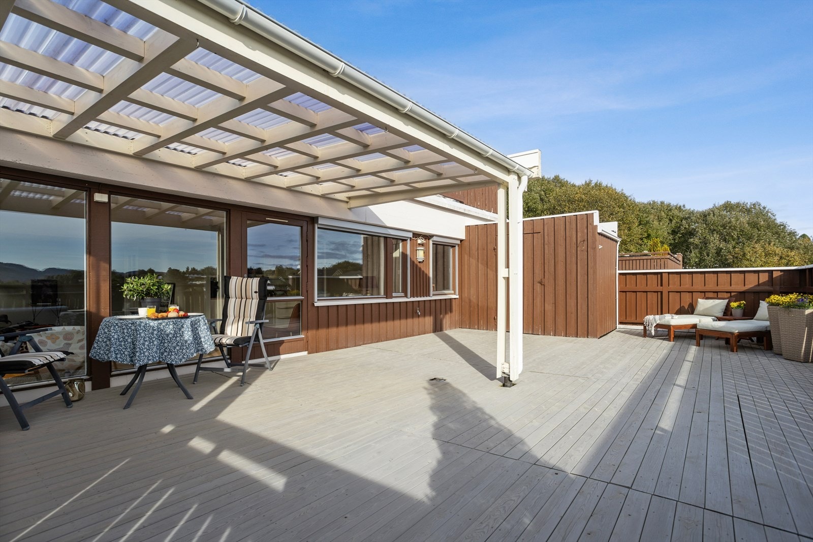 Romslig privat terrasse på 57m². Det er også en utvendig bod på terrassen. Galleribilde