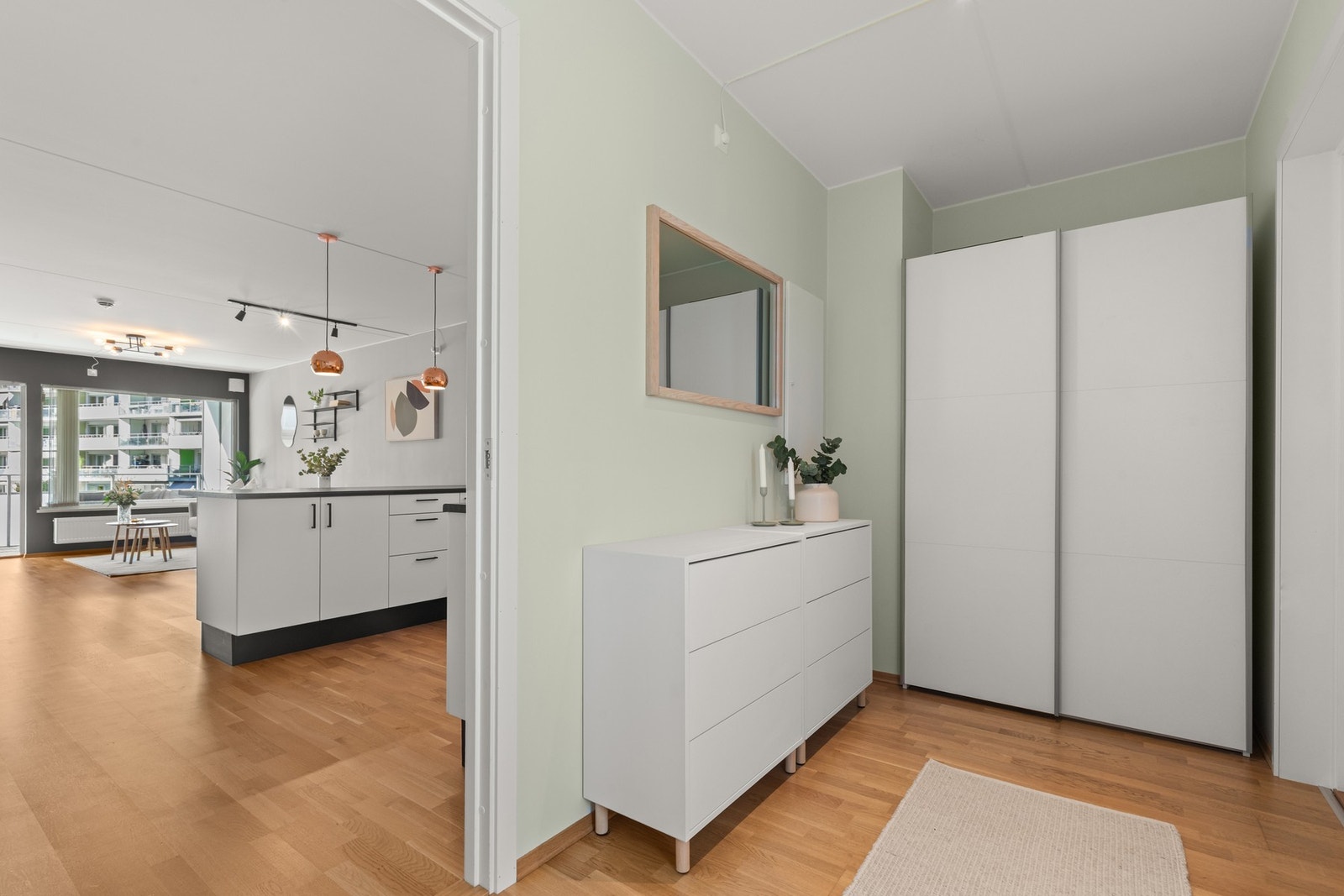 Entréen er romslig og har god plass til avheng av yttertøy. Galleribilde