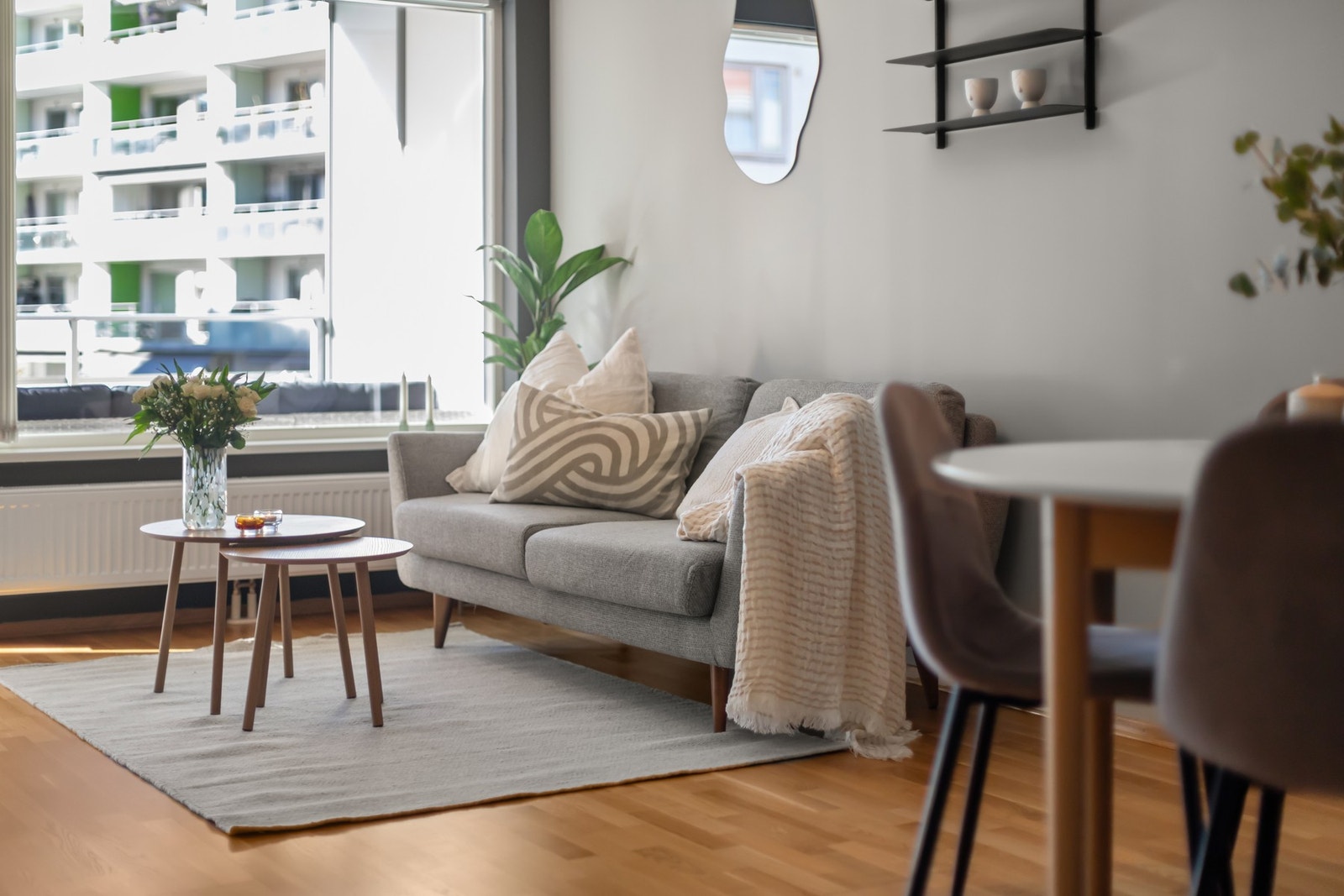 Store vindusflater som sikrer rikelig med naturlig lysinslipp. Galleribilde