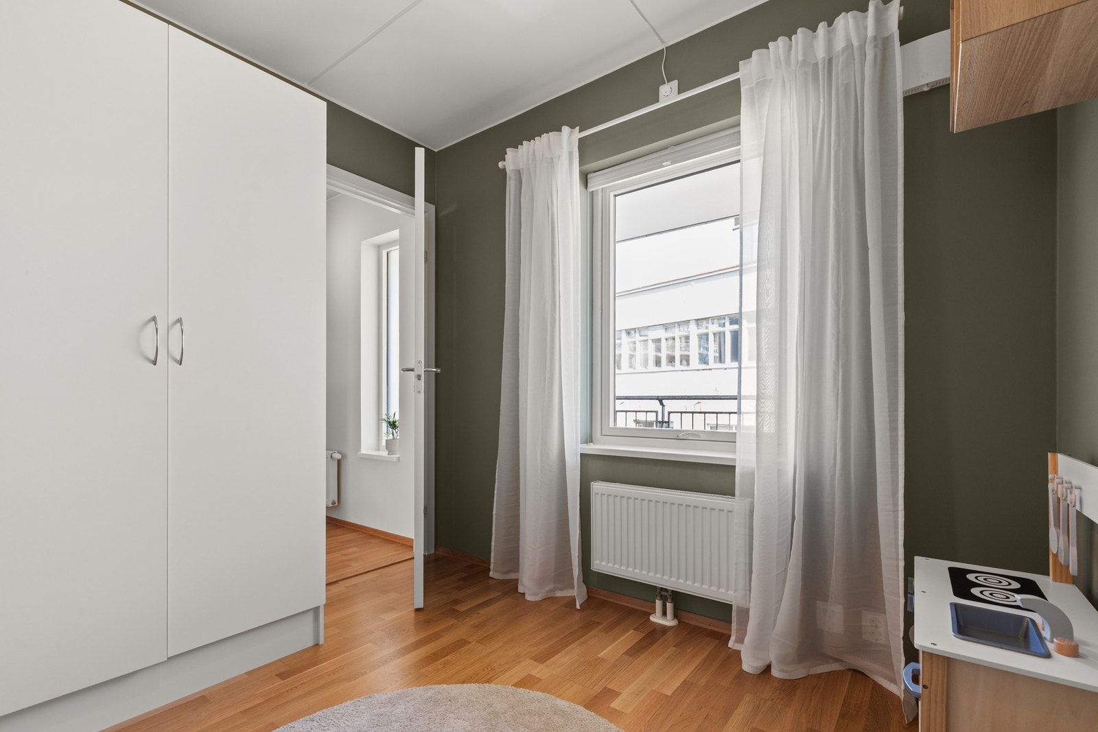 Klesskap med oppbevaring medfølger. Galleribilde