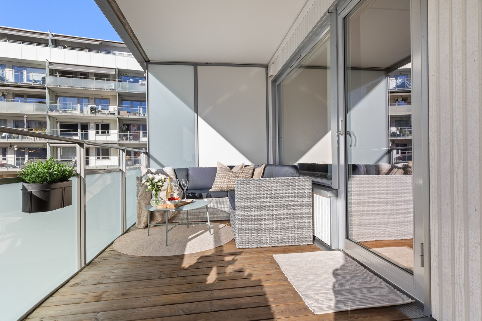 Her er det god plass til flere sittegrupper, grill og div beplantning. Galleribilde