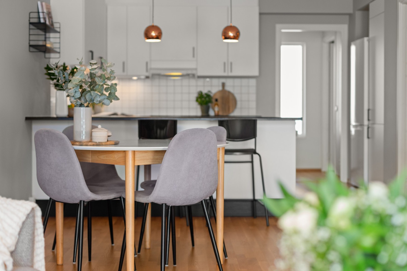 Meget arbeidsvennlig kjøkken med store flater og godt med skapplass. Galleribilde
