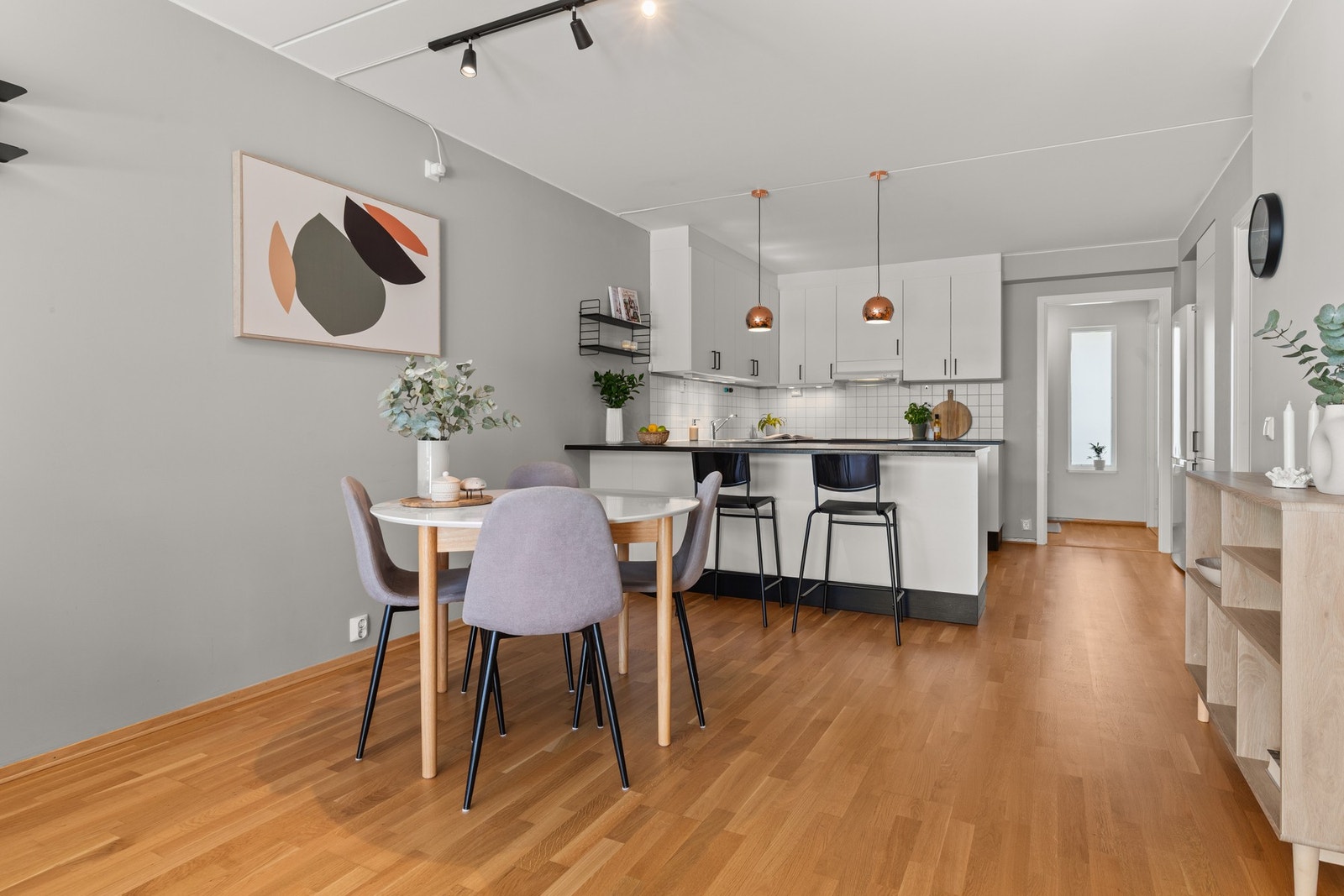 Det er god plass til sosial spiseseksjon i tilknytting til kjøkkenet. Galleribilde