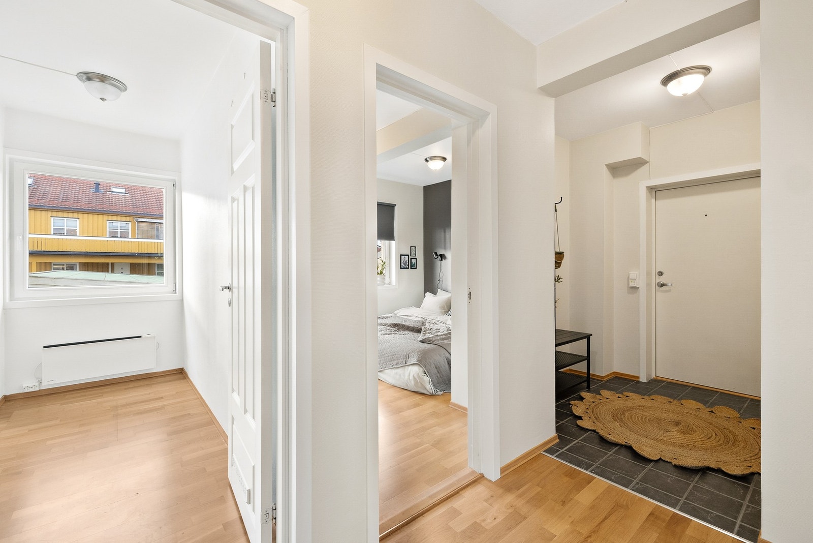 Leiligheten består av entré, gang, stue/kjøkken, bad/vaskerom og 2 soverom (Bod i kjeller) Galleribilde