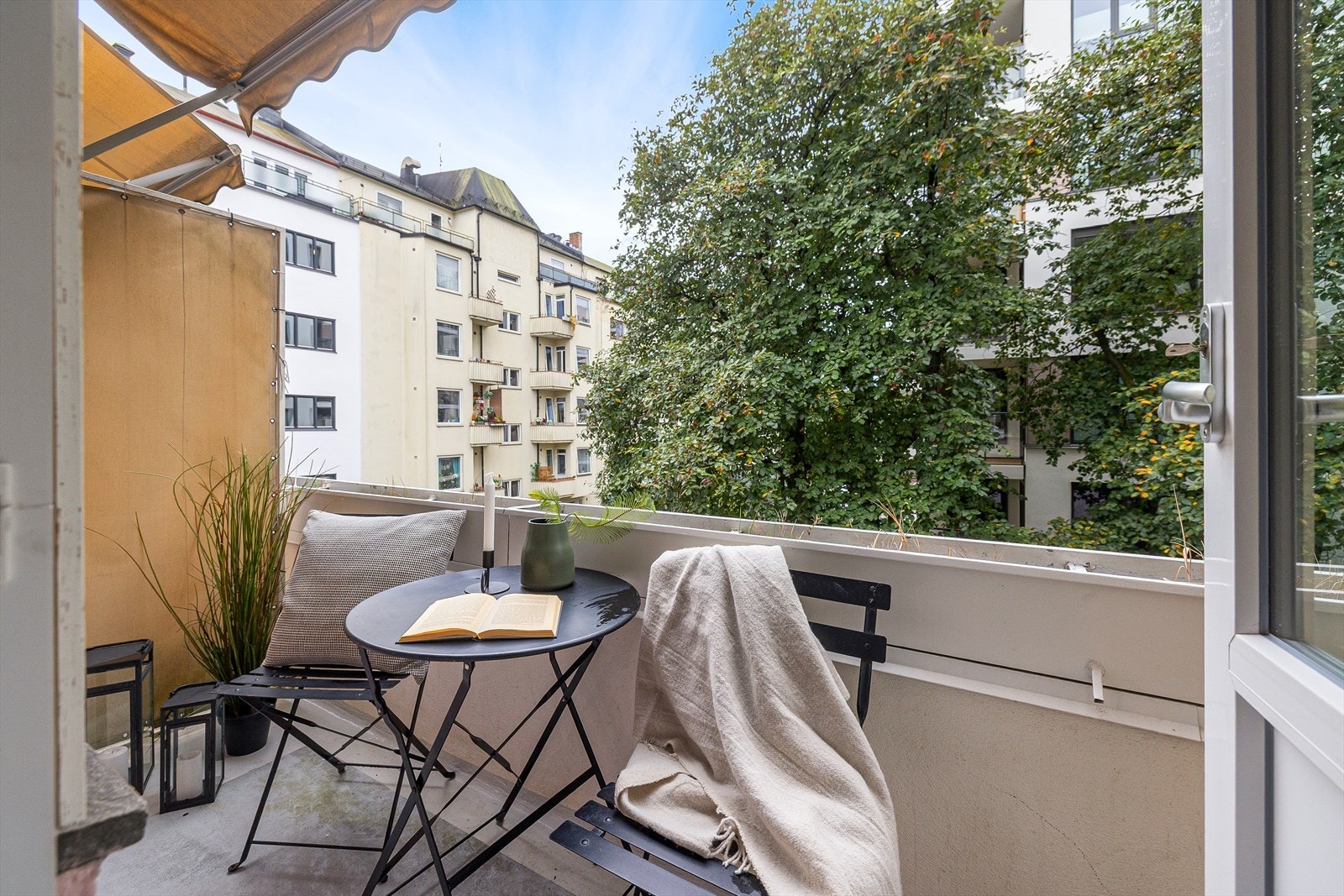 Denne leiligheten er romslig og innbydende, med solrik balkong. Galleribilde