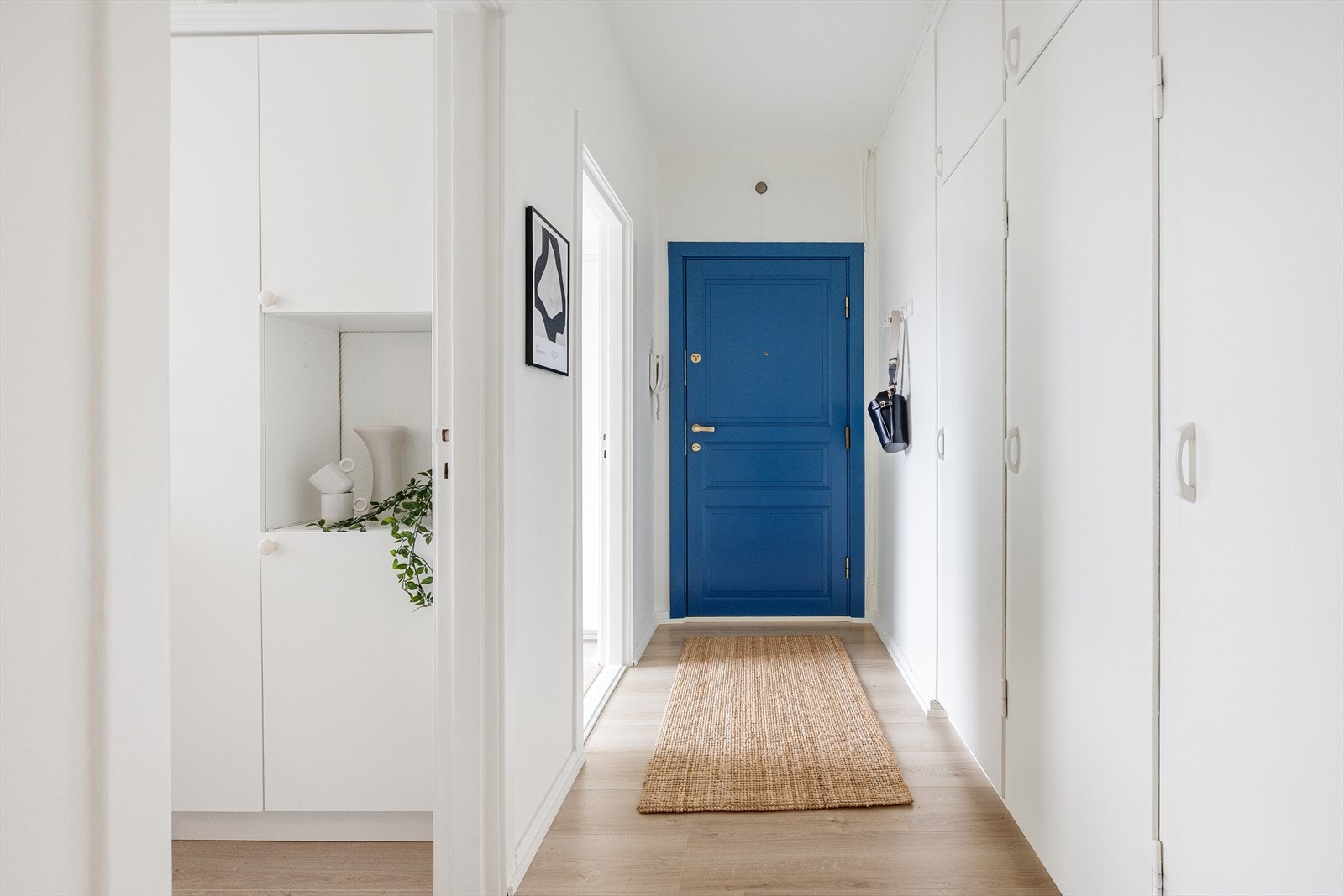 Innbydende og pen entré med massevis av skapplass. Galleribilde