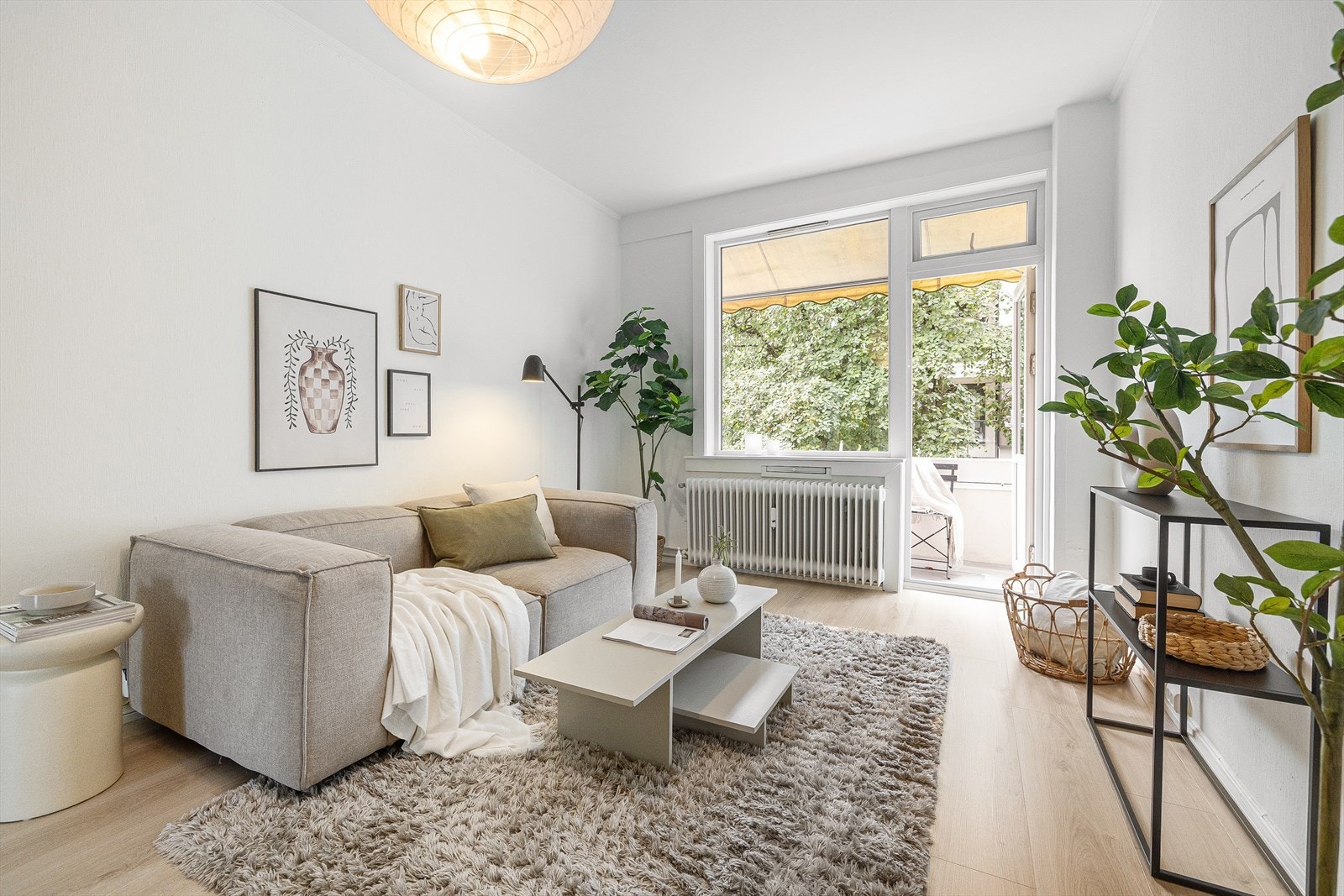 Stuen er av god størrelse, og fremstår lys og luftig fra store vinduslfater ut mot balkongen. Galleribilde