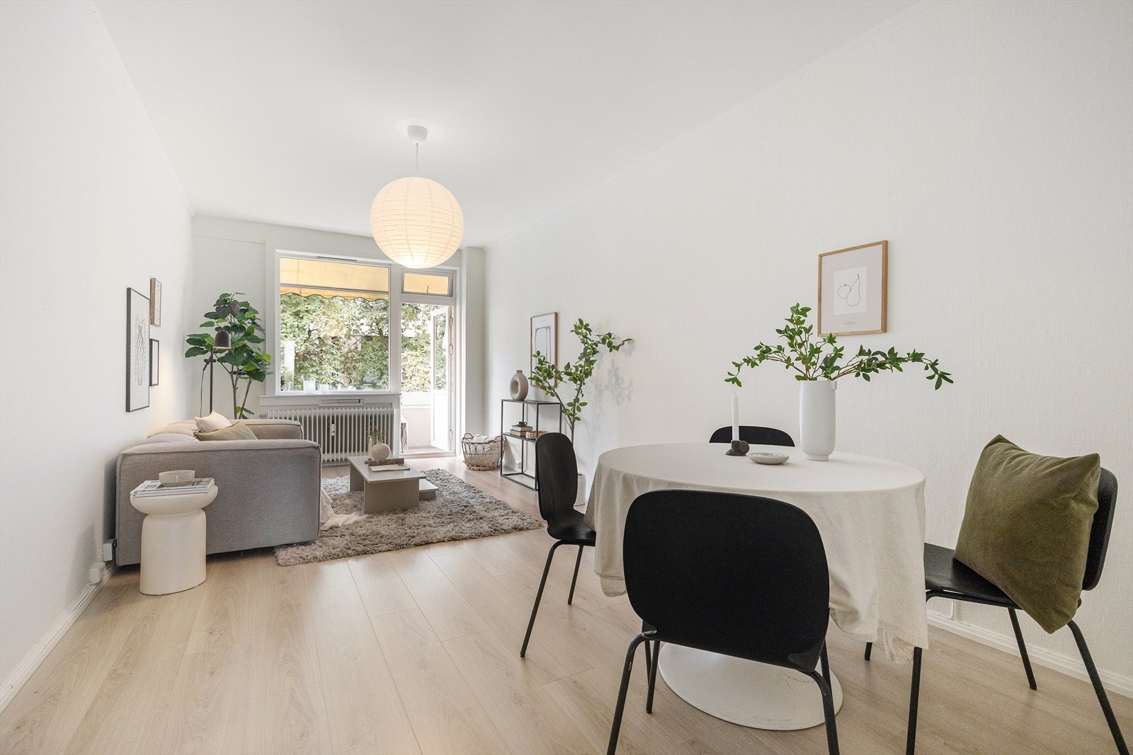 Stuen er stor nok for både spisegruppe og sofa/tv møblement. Galleribilde