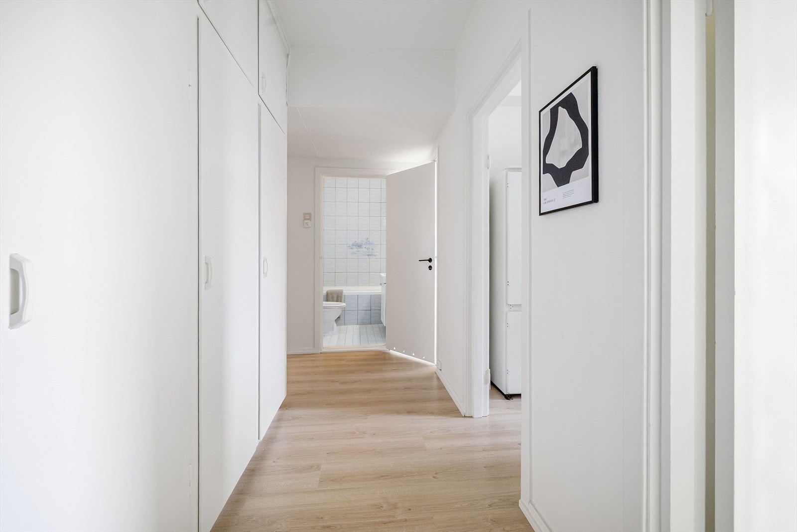 Entréen tar deg til alle rom i leiligheten, og fremstår som et supert førsteinntrykk. Galleribilde