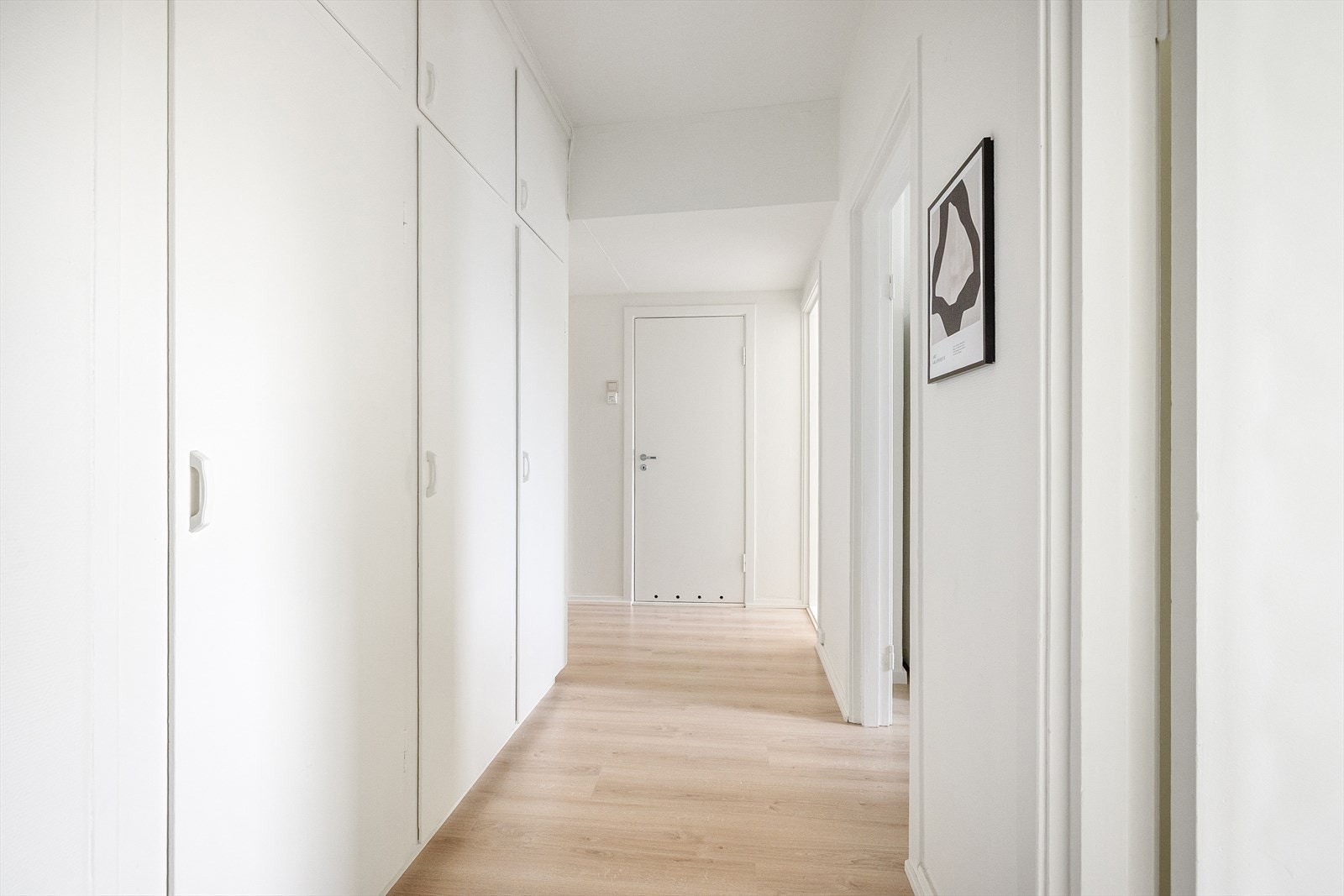 Når du kommer inn i leilgheten, møtes du av en lys entré med god plass til å henge fra seg yttertøyet i plassbygd garderobeskap før du beveger deg videre inn i leiligheten. Galleribilde