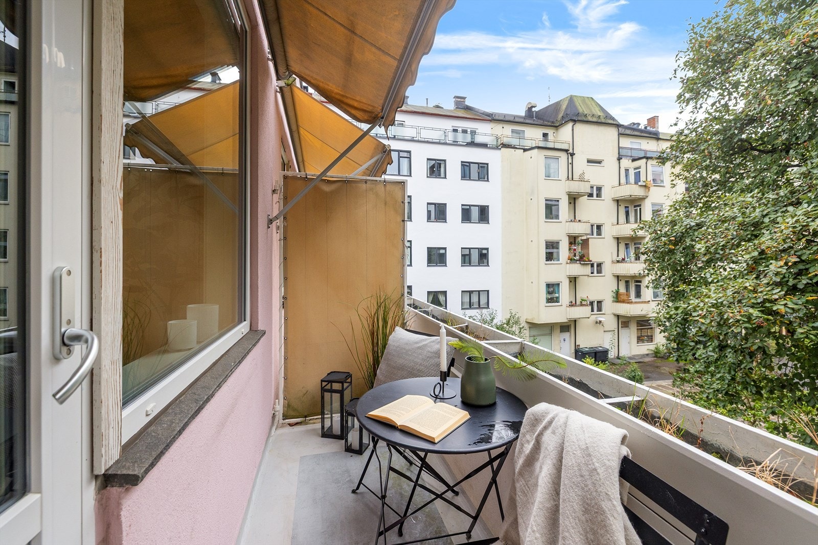 Her kan du nyte solen i hyggelige omgivelser. Galleribilde