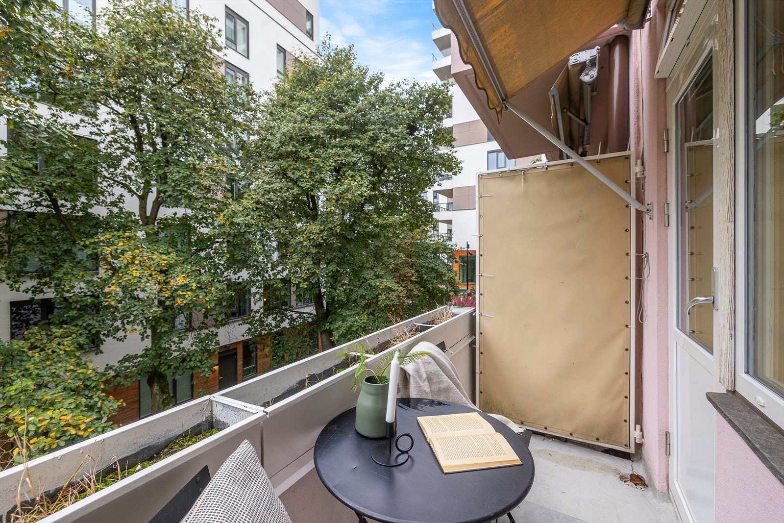 Balkongen er sjarmerende og vender ut mot rolig sidegate. Galleribilde