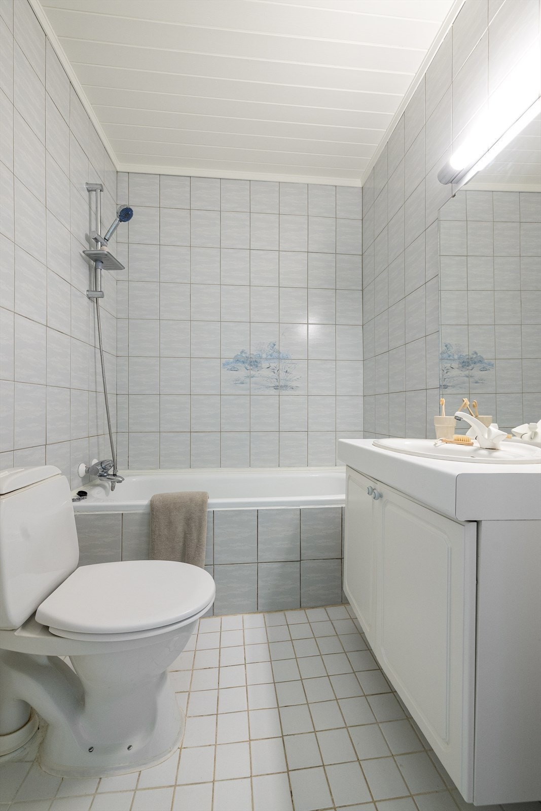 Her har du et bad av eldre standard, som gir mulighet til å modernisere etter egen smak. Galleribilde