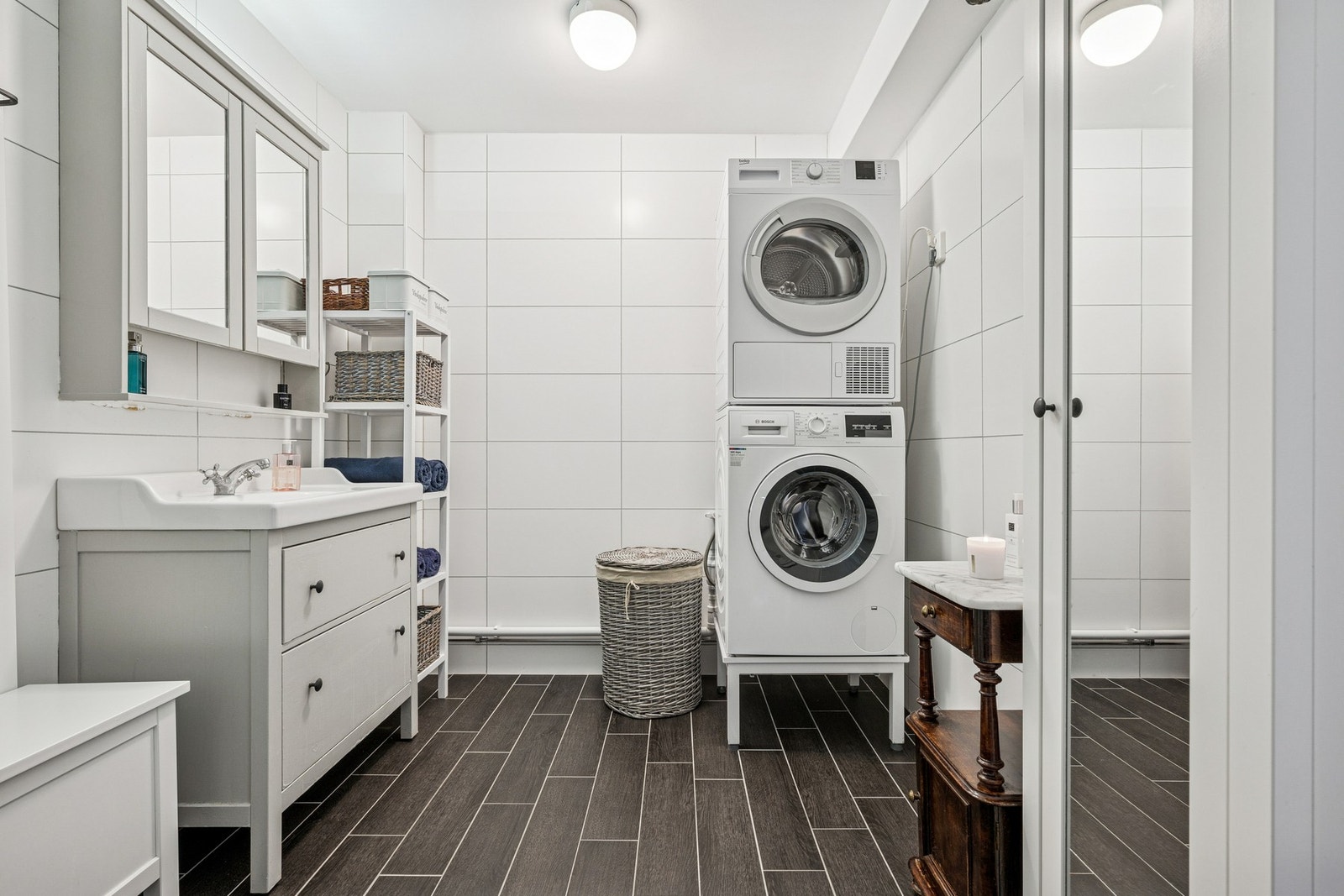Det er opplegg for vaskemaskin/tørketrommel på badet. Galleribilde