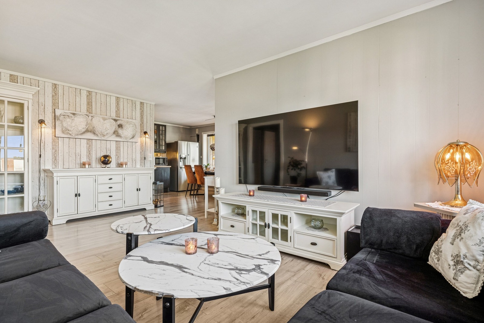 Stue er lys og romslig. Galleribilde