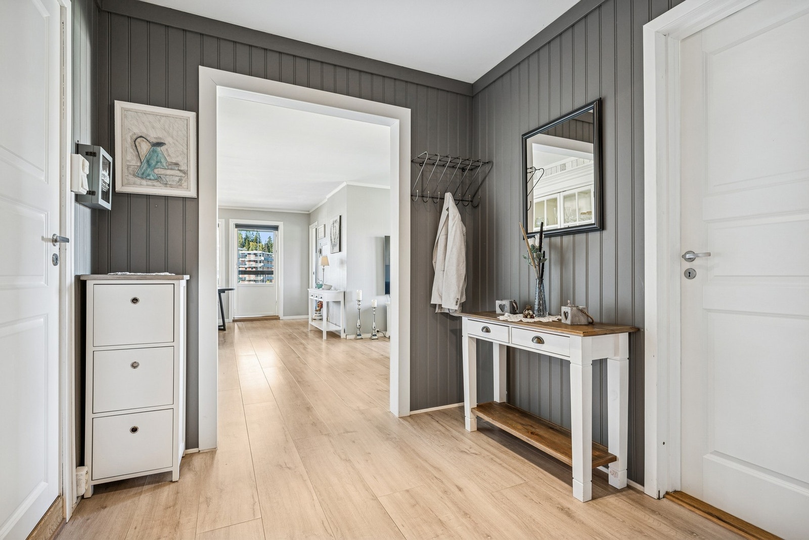 Gang med god plass til å henge fra seg jakker, og sette fra seg sko. Galleribilde