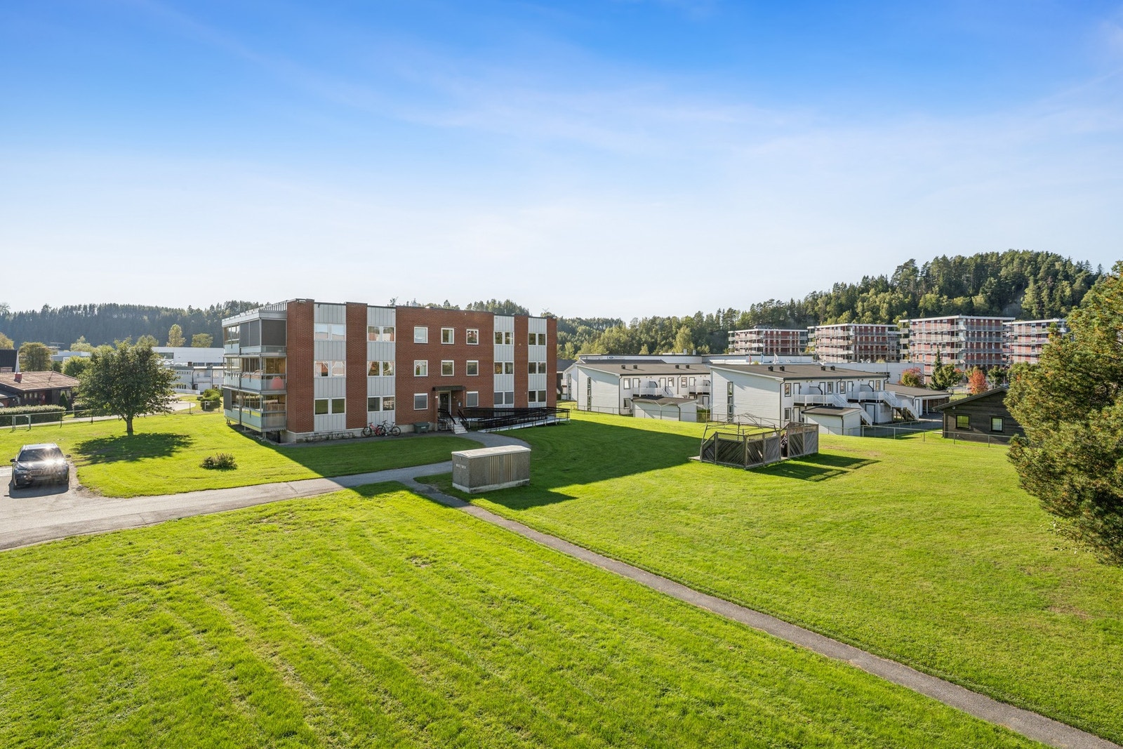 Eikli BRL - veletablert borettslag! Her er det nye garasjer hvor det er en garasjeplass til hver leilighet, det er også et helt nytt renovasjonsanlegg. Galleribilde