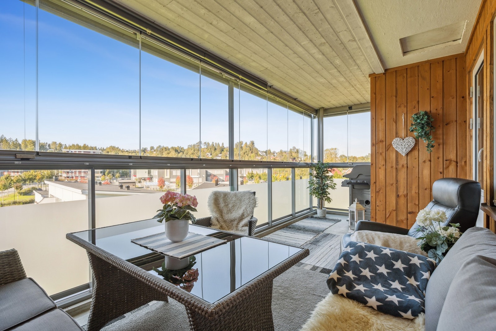 Fra stuen er det utgang til en overbygget og innglassert terrasse på 14kvm. Galleribilde