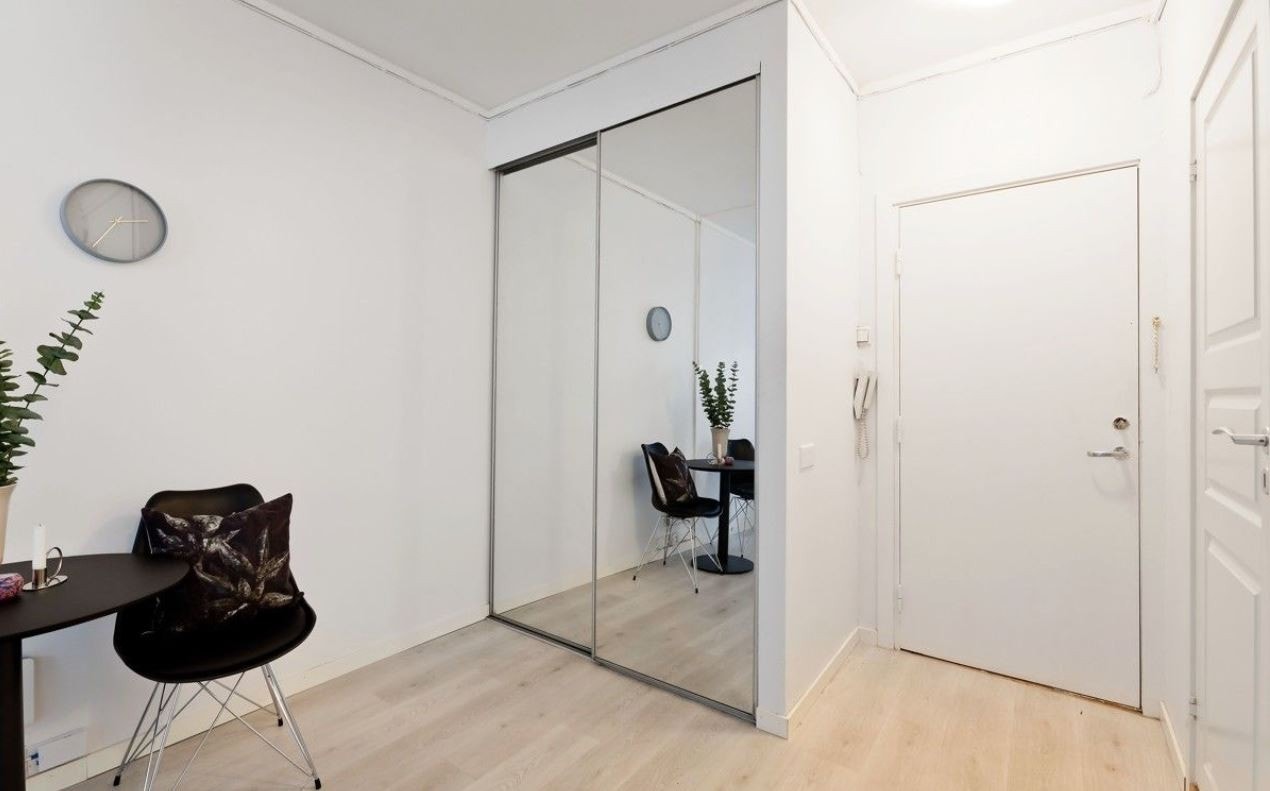 Entrè med skyvedørsgarderobe Galleribilde