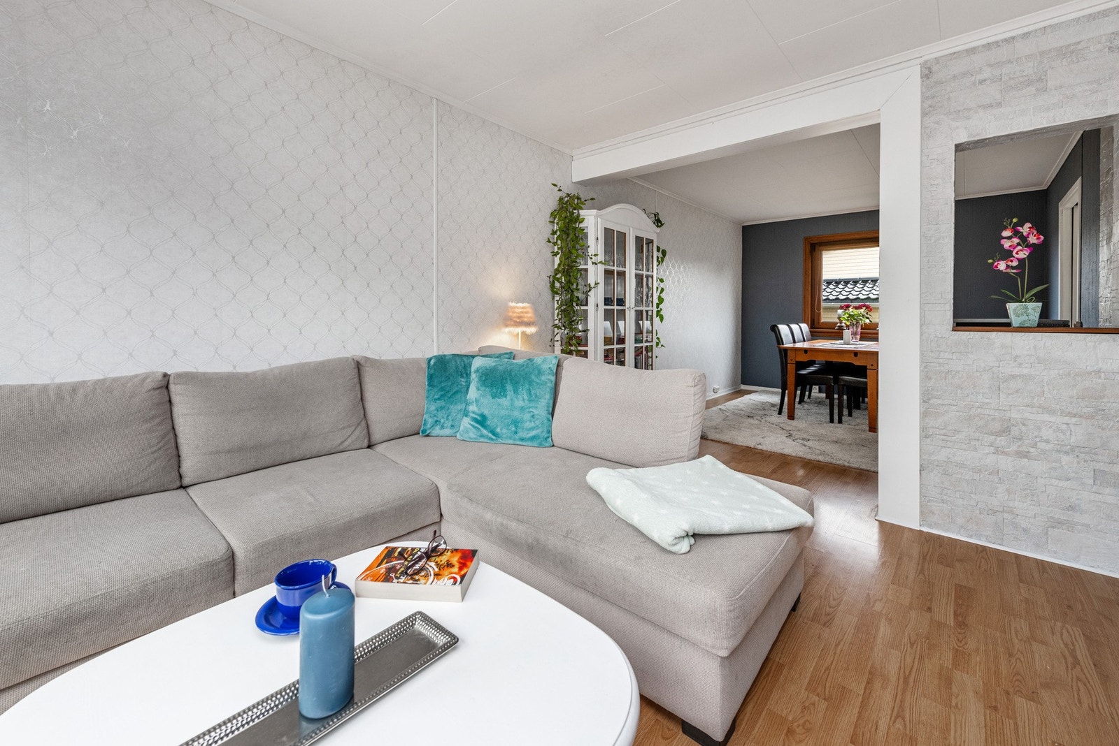 Stuen har god plass til sofamøblement, TV-seksjon og øvrig innredning. Galleribilde