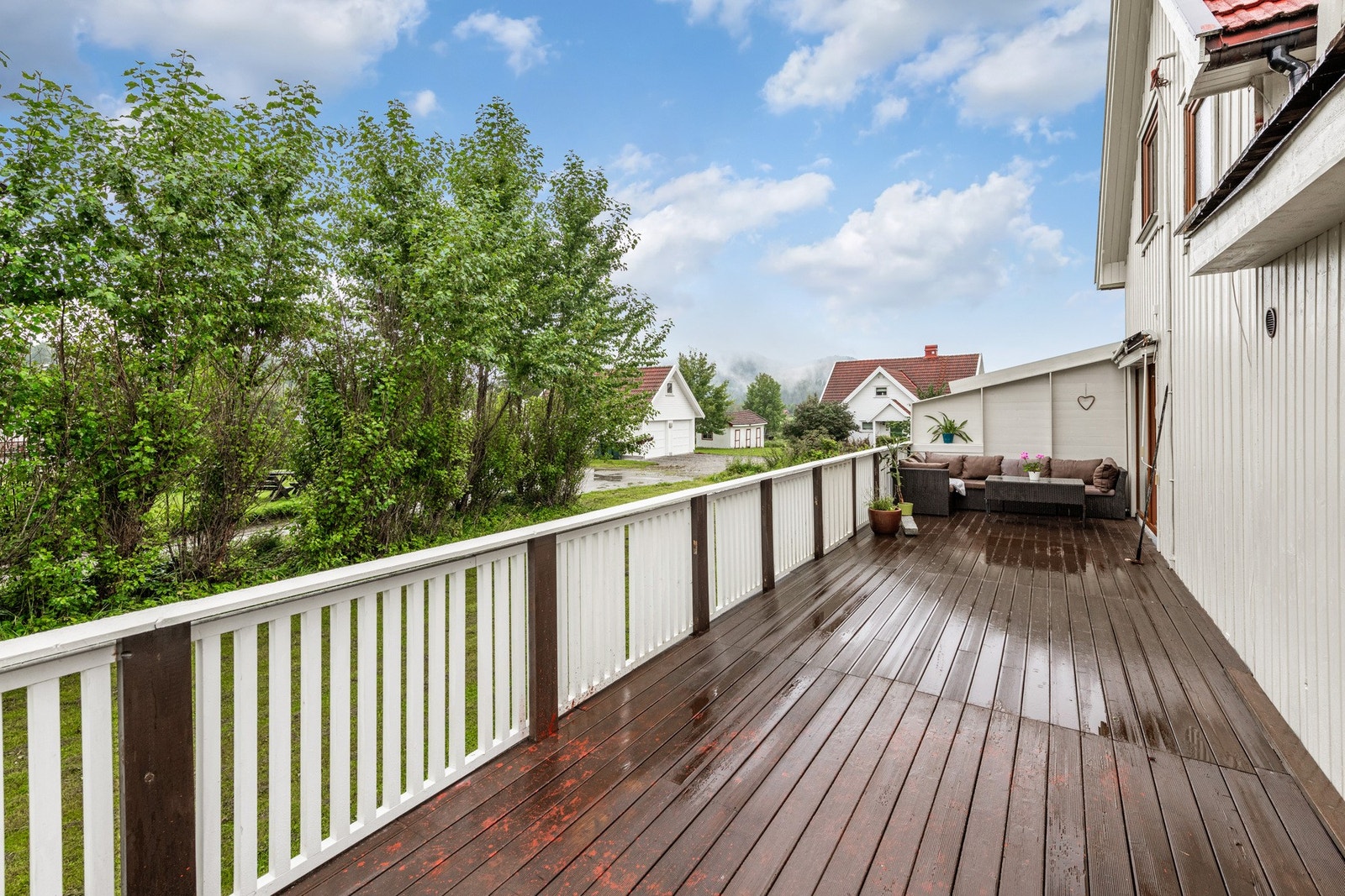 Terrassen blir en forlengelse av stuen på varme sommerdager slik at det er enkelt å flytte selskapet utendørs. Galleribilde