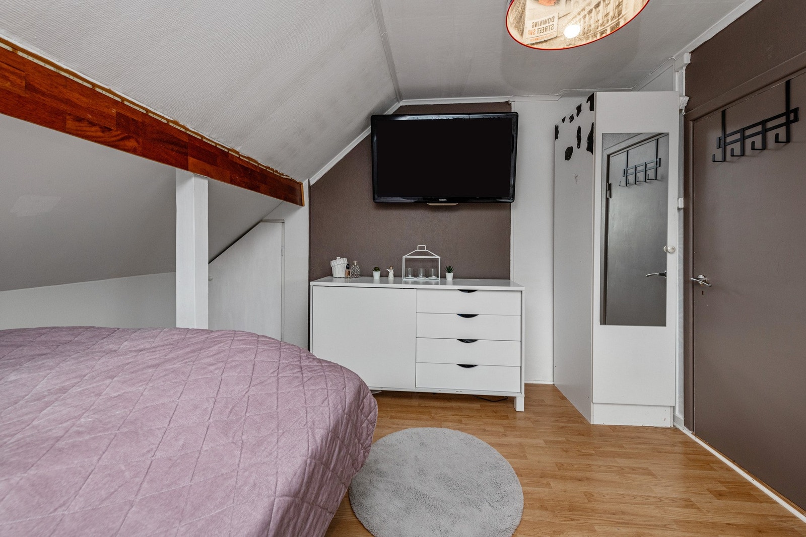 Det er plass til seng, skrivepult og garderobeskap. Galleribilde