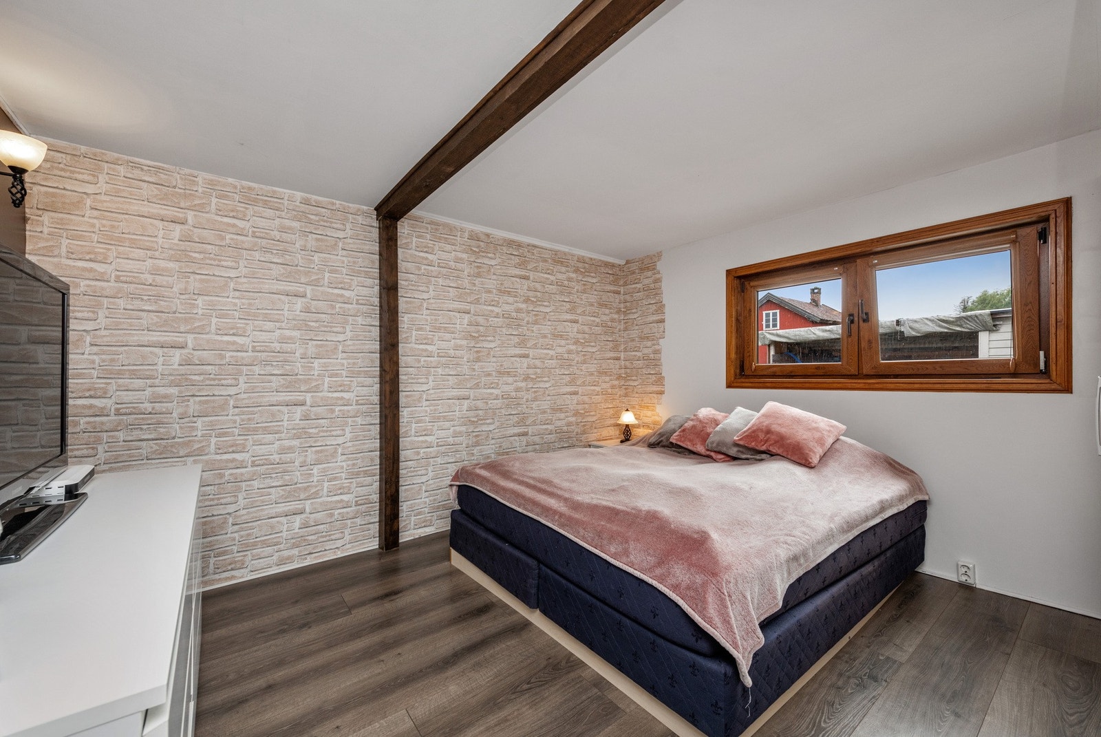 Det er tre gode soverom i boligen. Galleribilde