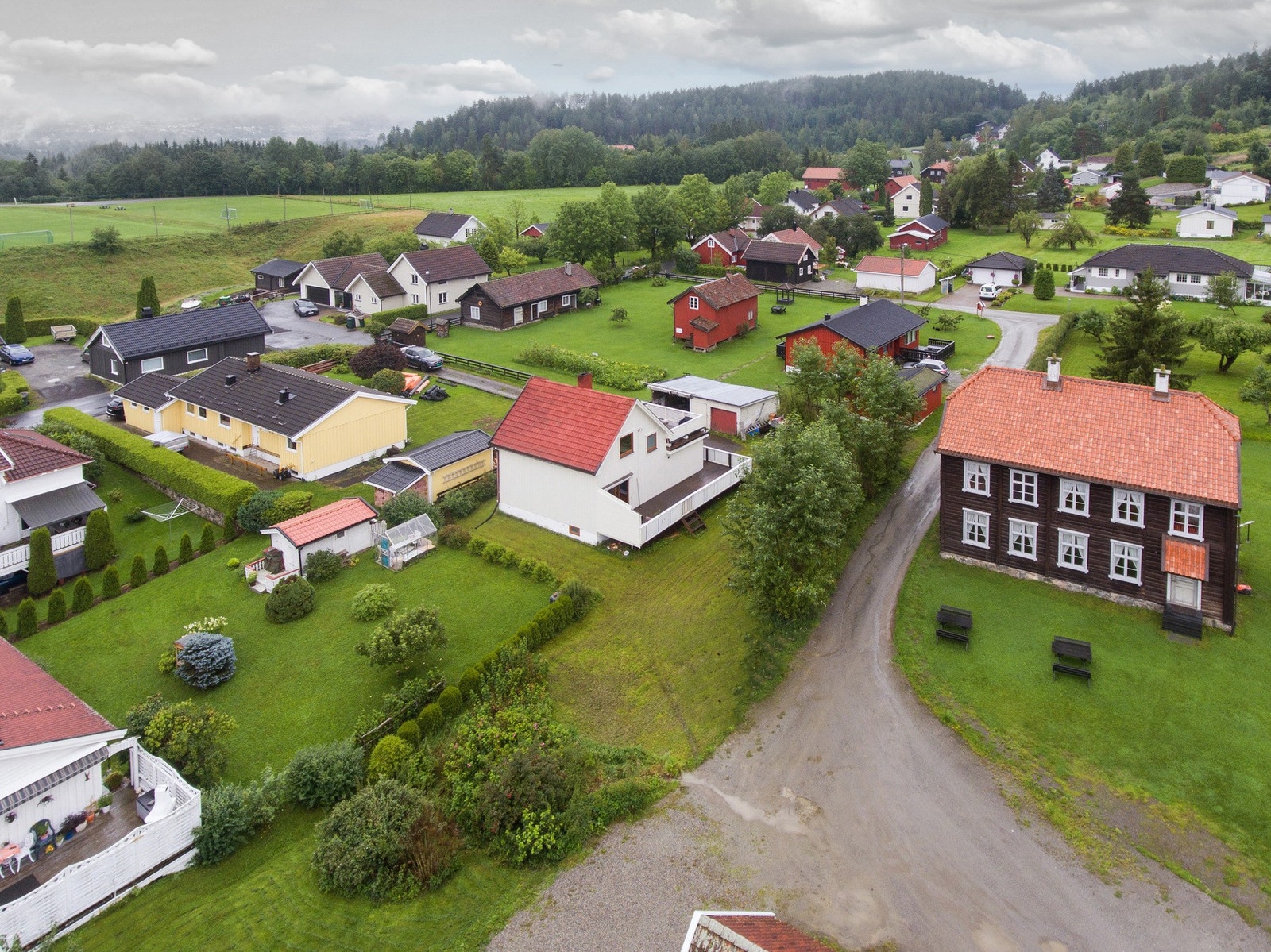 Fra boligen er det god tilknytting til offentlig kommunikasjon. Bussholdeplassen Haugfoss ligger ca. 700 m unna boligen. Ca. 18 min med bil er det muligheter for å ta tog fra Vikersund stasjon. Galleribilde
