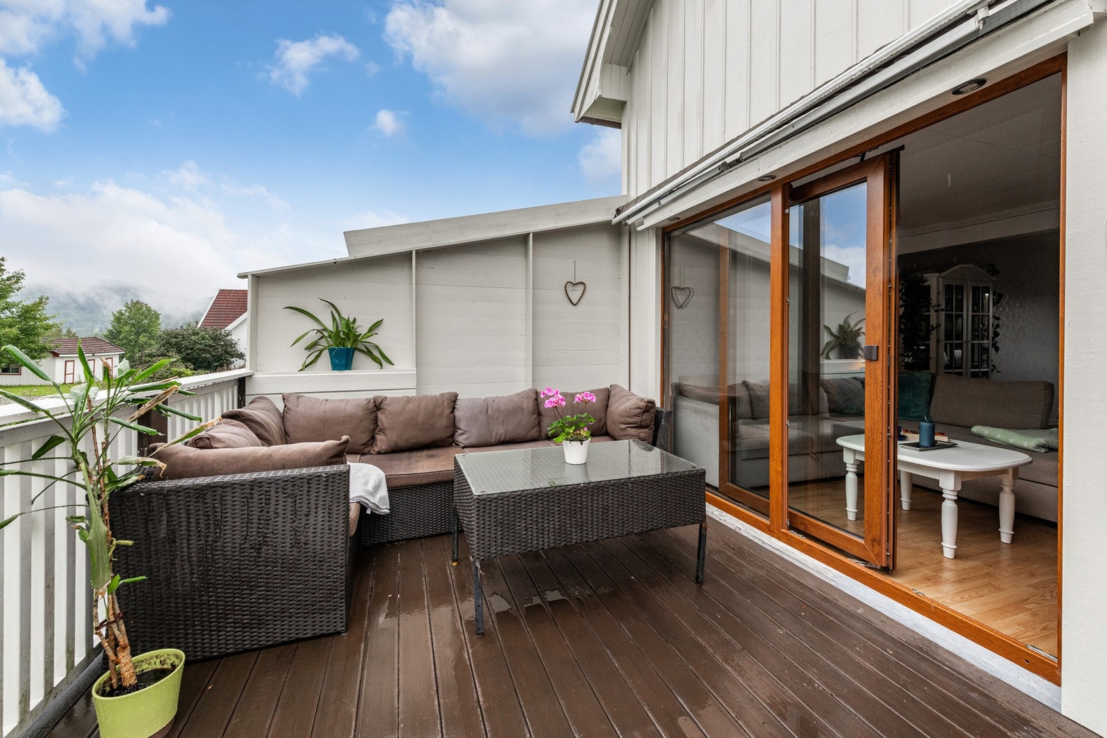 Utgang fra stue til syd-vestvendt terrasse på ca. 37 m² med utgang til hage. Galleribilde