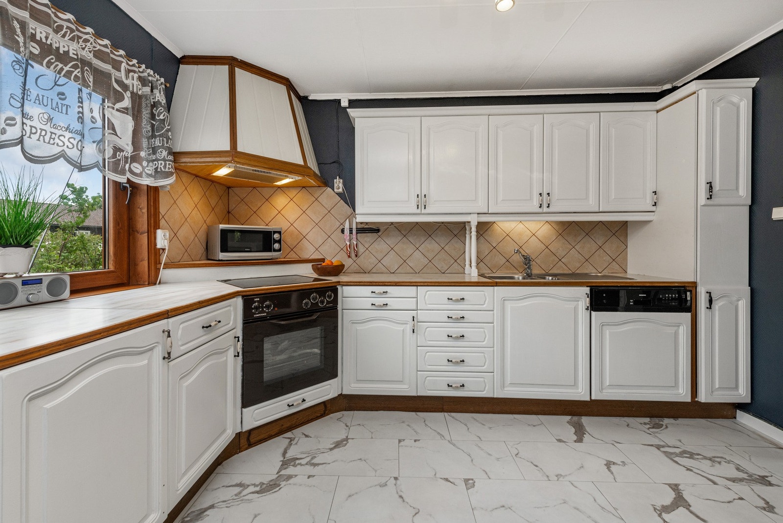 Kjøkkenet har god skap- og benkeplass for å tilberede måltider til hele familien og eventuelle gjester som kommer på besøk. Galleribilde