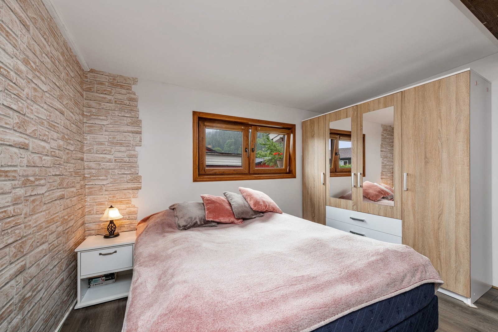 På hovedsoverommet, som er i første etasje er det god plass til dobbeltseng, nattbord, stor garderoberekke og annen innredning. Galleribilde