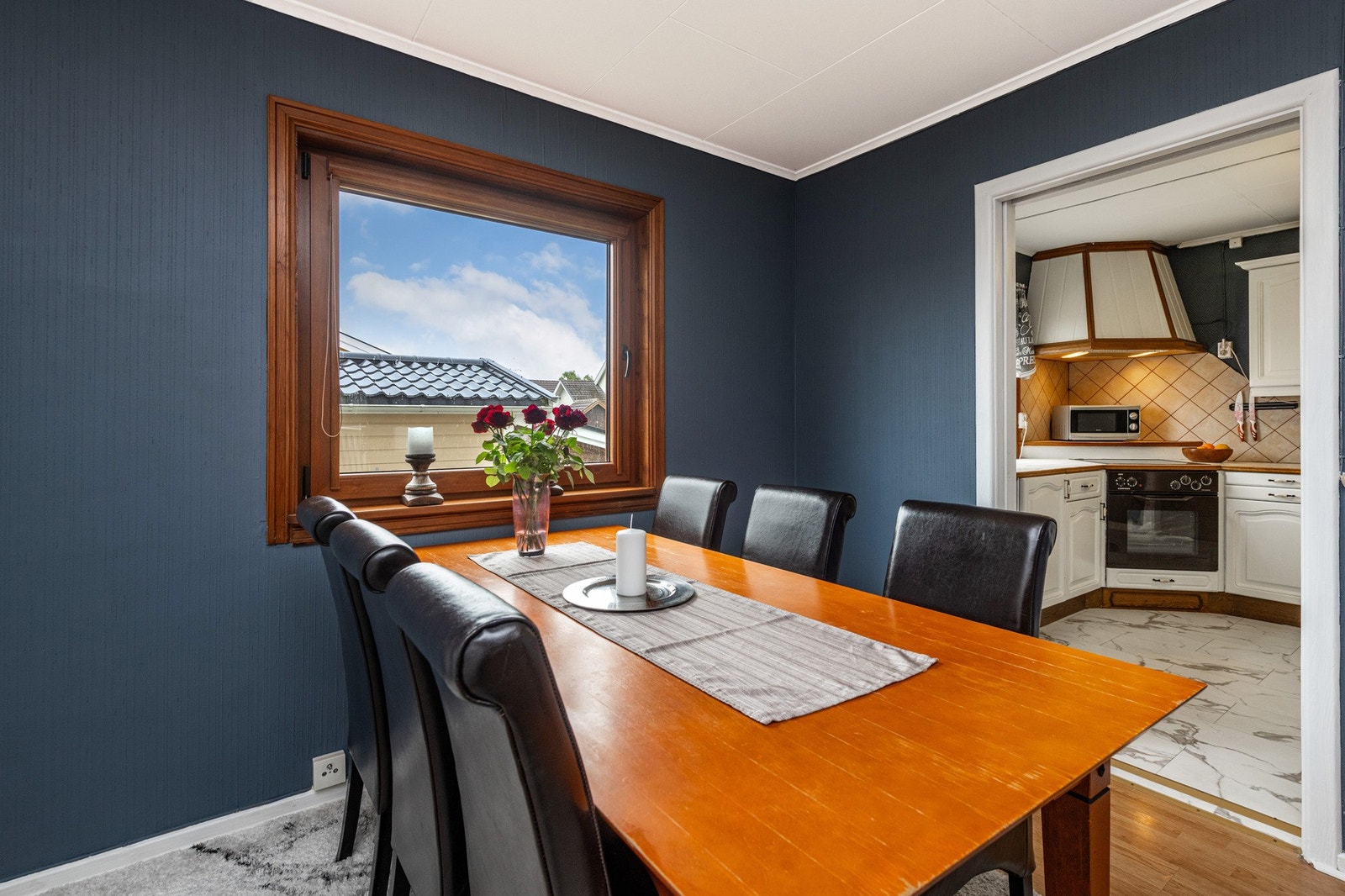 Velegnet spiseplass ved kjøkkensonen. Galleribilde