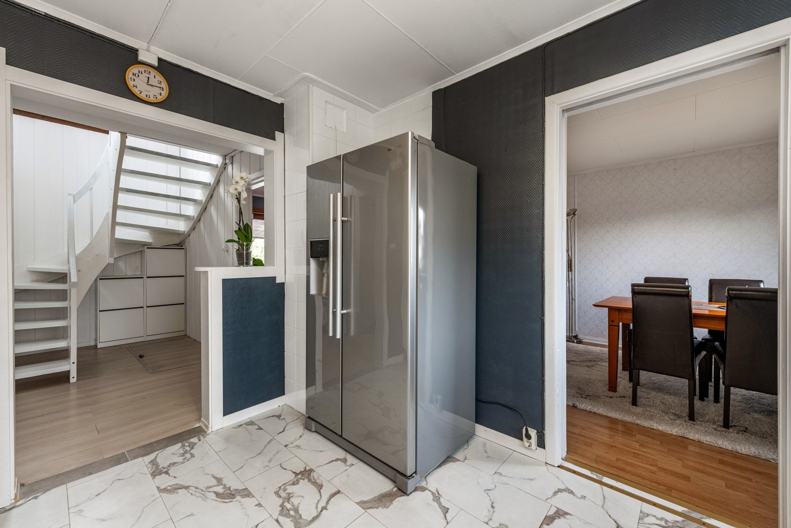 Avsatt plass til frittstående kjøleskap. Galleribilde