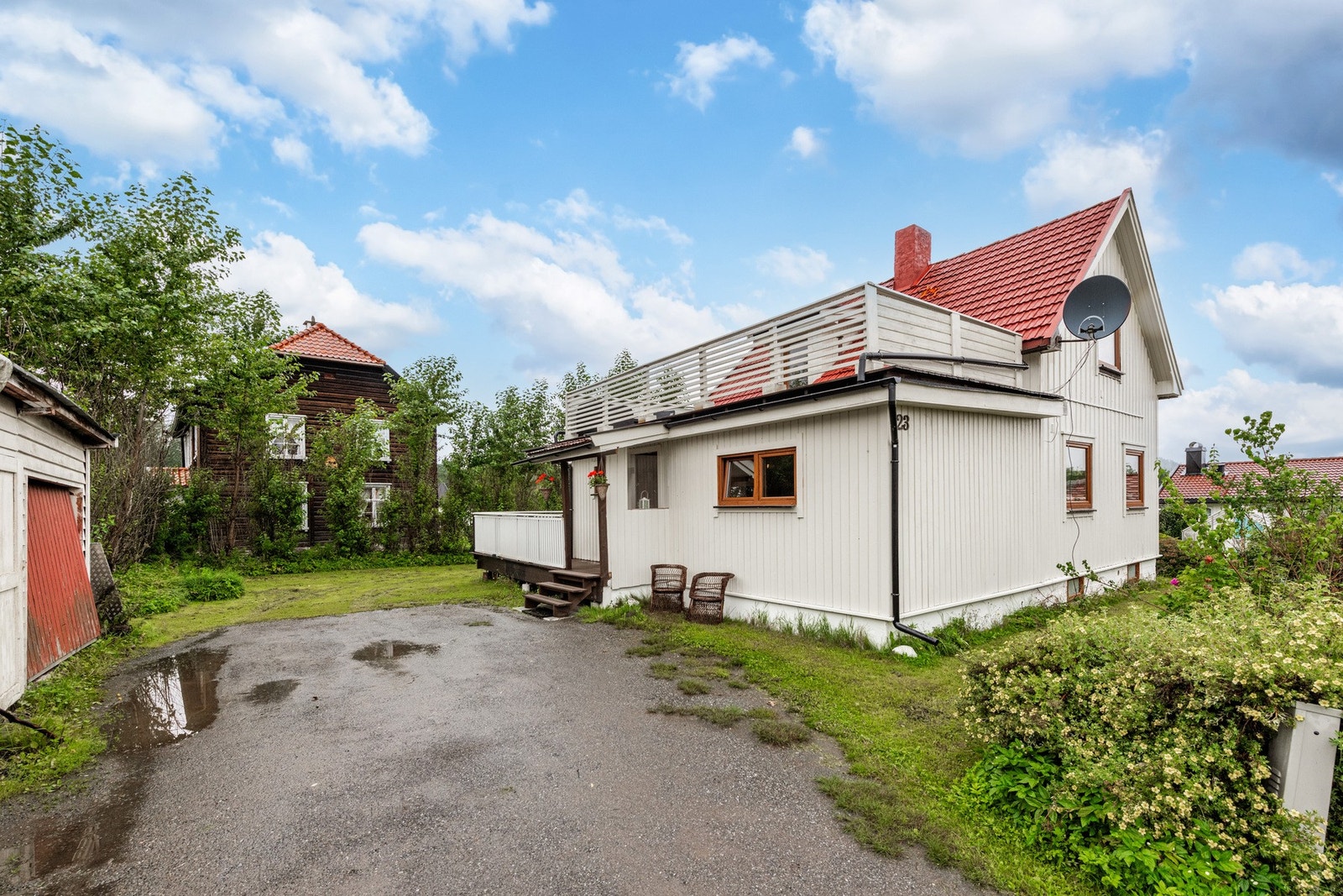Det er parkeringsplass inn i garasjen og på gårdsplassen foran eiendommen. Galleribilde