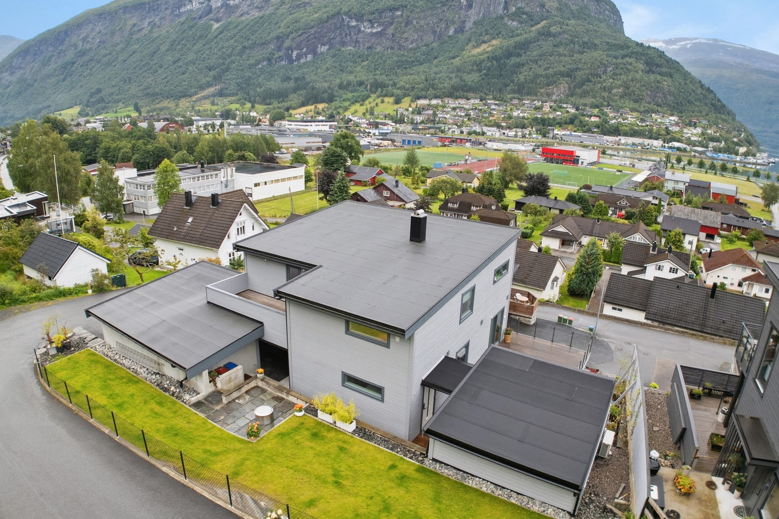 Eiendommen ble ombygd og påbygd i 2019, og har en moderne stil og høy standard. I underetasjen har du egen utleiedel. Galleribilde