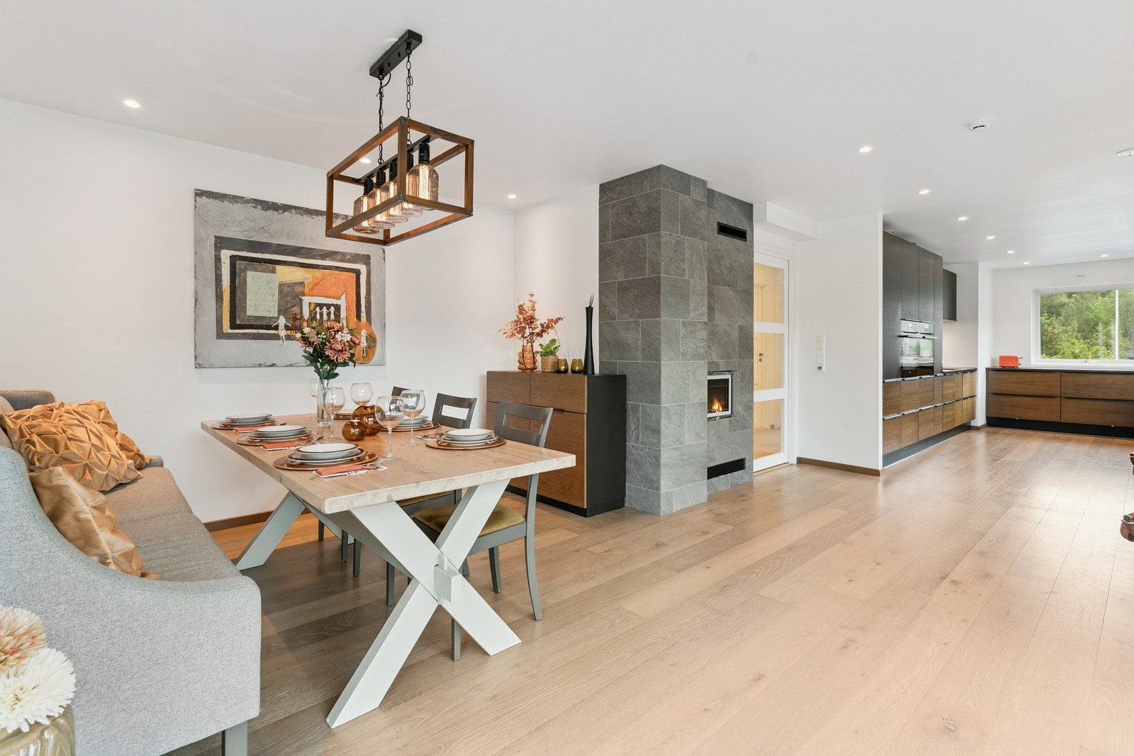 Det er en åpen stue/-kjøkken løsning som gir en god romfølelse, det er også en moderne peis som gir et godt inntrykk. Galleribilde