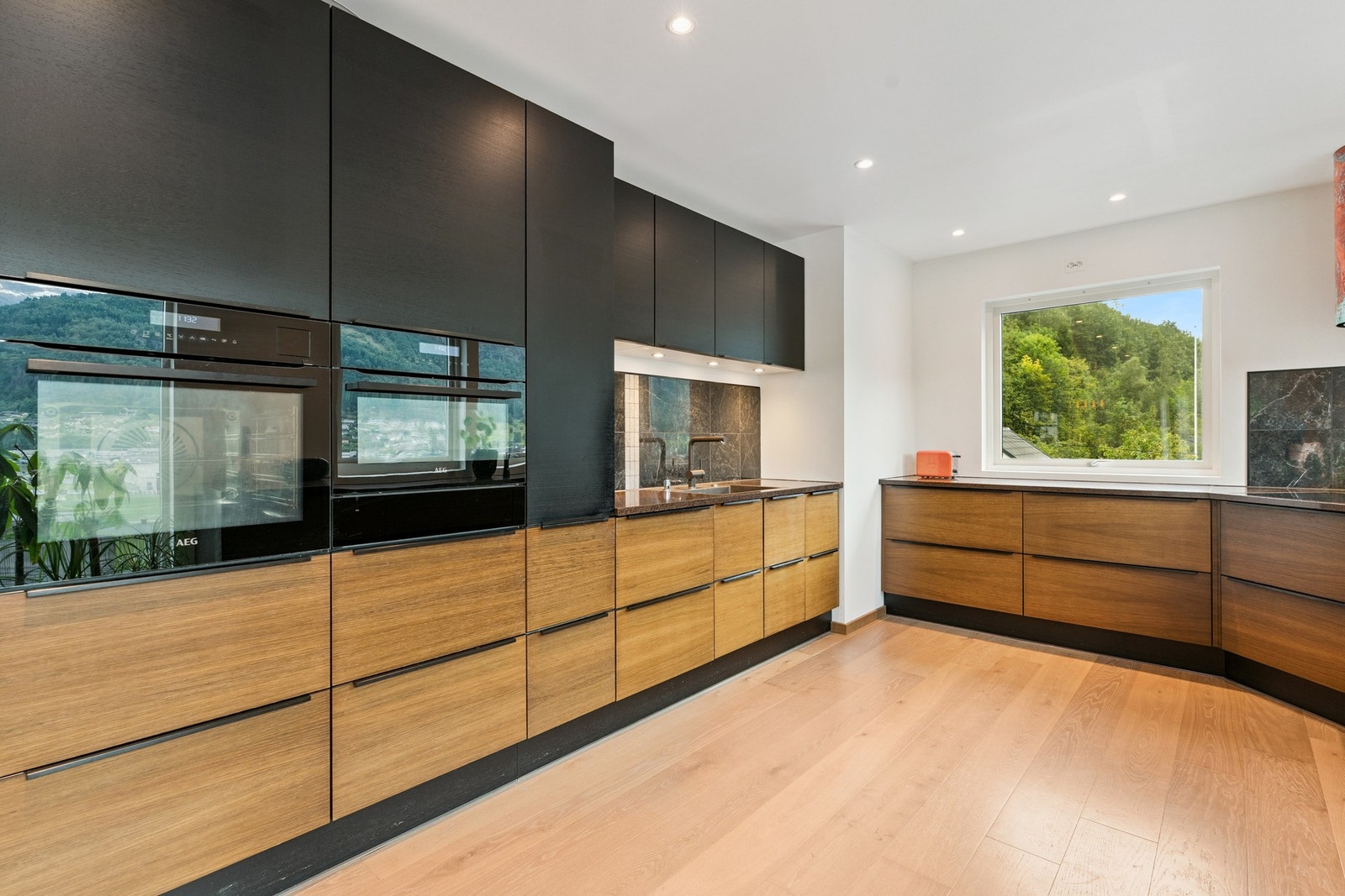 Kjøkkenet har innredning med glatte fronter og har benkeplate av stein. Meget moderne og elegant kjøkken. Galleribilde