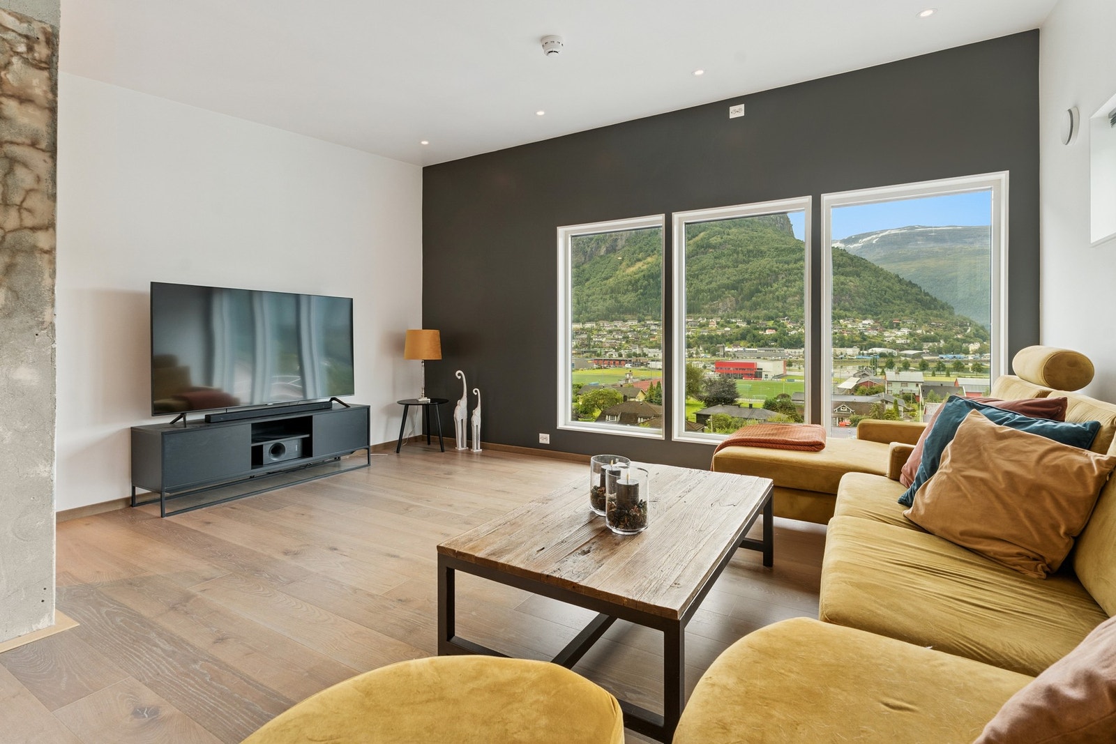 Loftstuen er av god størrelse og har utsikt over fjord og fjell. Galleribilde