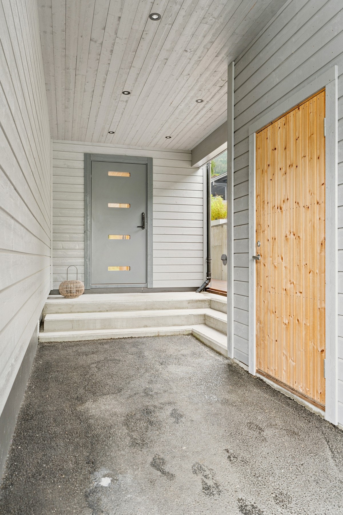 Inngangsparti med takoverbygg, du har også en utvendig bod tilhørende carporten. Galleribilde