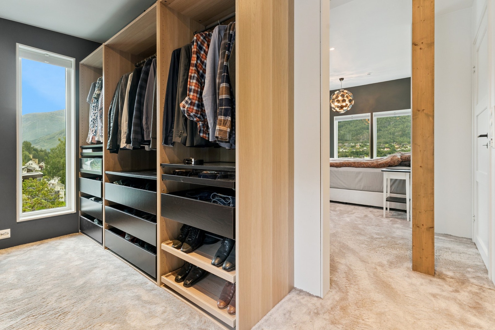 Meget behagelig walk-in-closet og utgang til veranda. Galleribilde