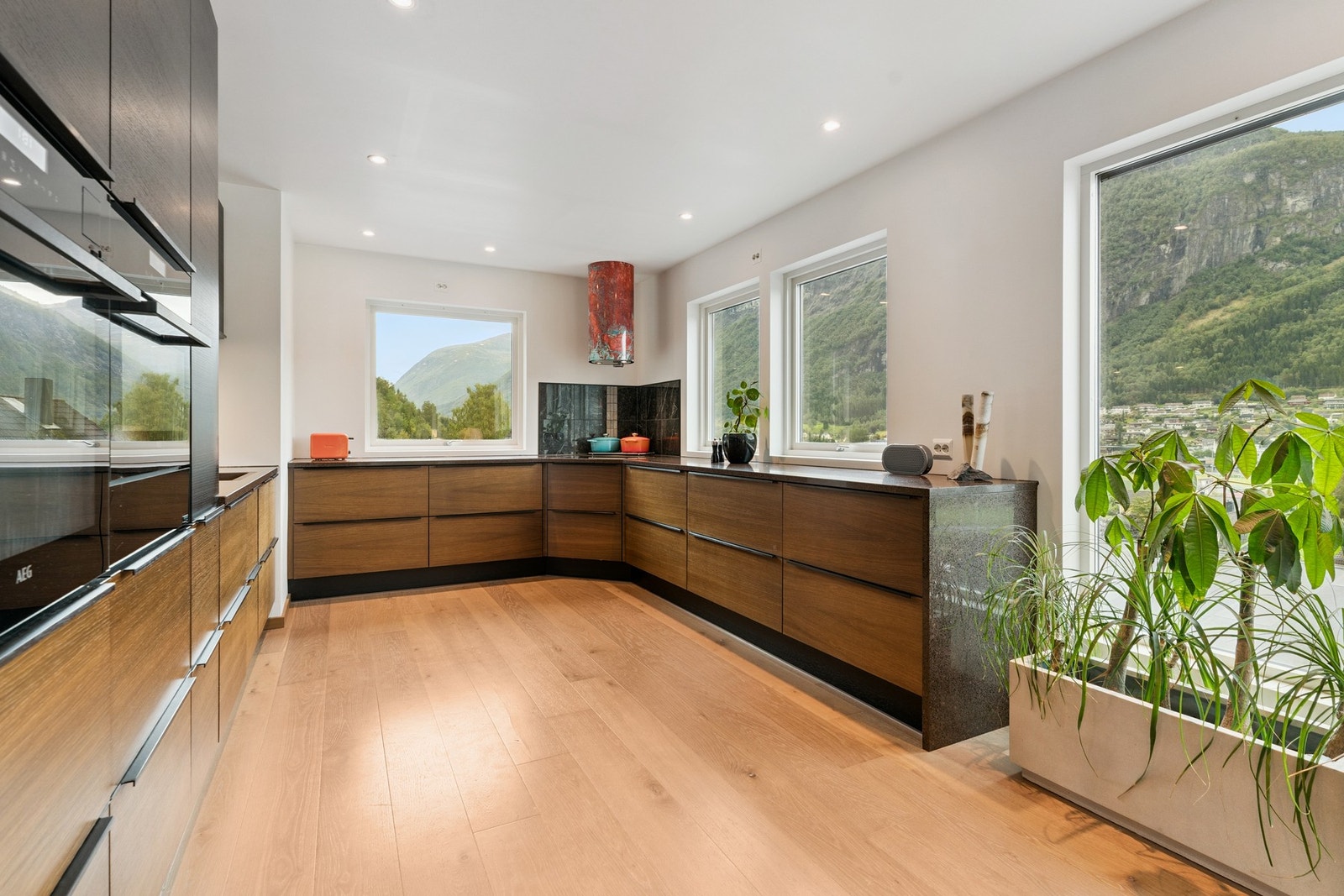Kjøkkenet har flott utsikt, gode oppbevaringsløsninger og rikelig benkeplass - perfekt for både hverdagsmat og selskap Galleribilde