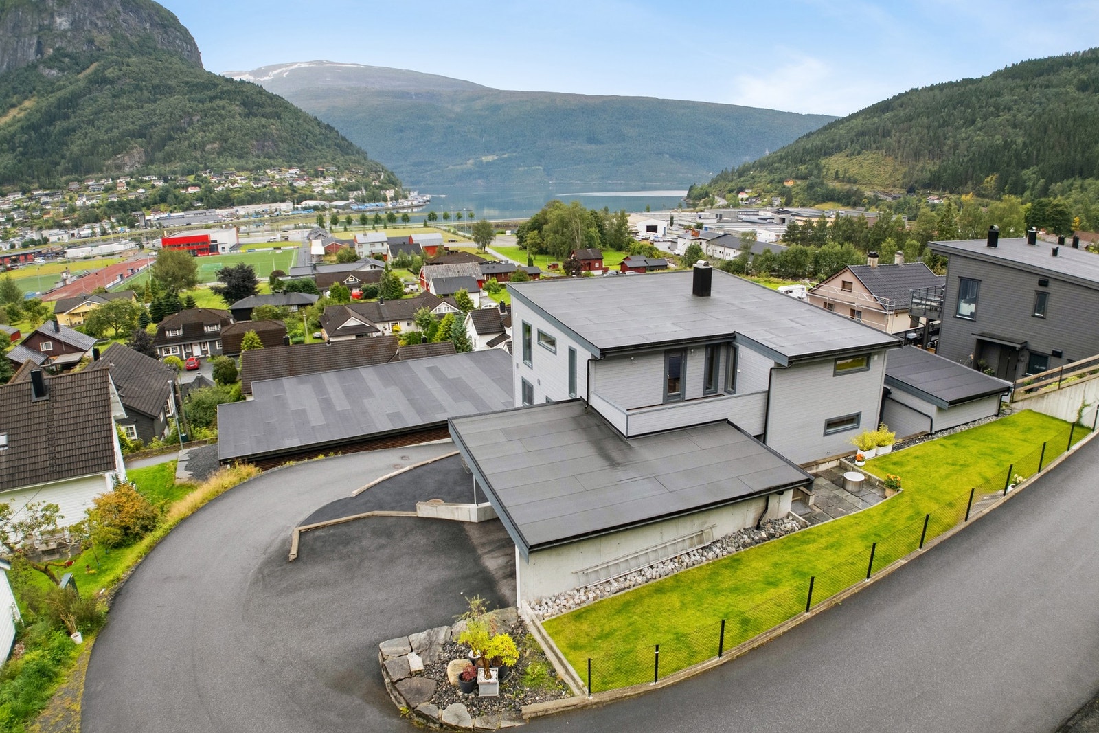 EiendomsMegler1 ved Martin Grodås Alnes har gleden av å presentere Vikavegen 63. (Fotograf Svein Olav Humberset v/EFKT). Galleribilde