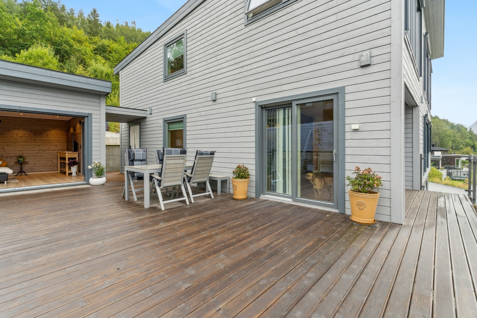 Fra terrassen har du tilkomst til stuen og vaskerommet. Galleribilde