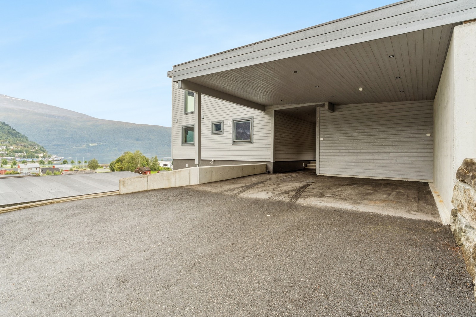 Utvendig på eiendommen er det carport, garasje, grøntareal, utestue og terrasse. Galleribilde
