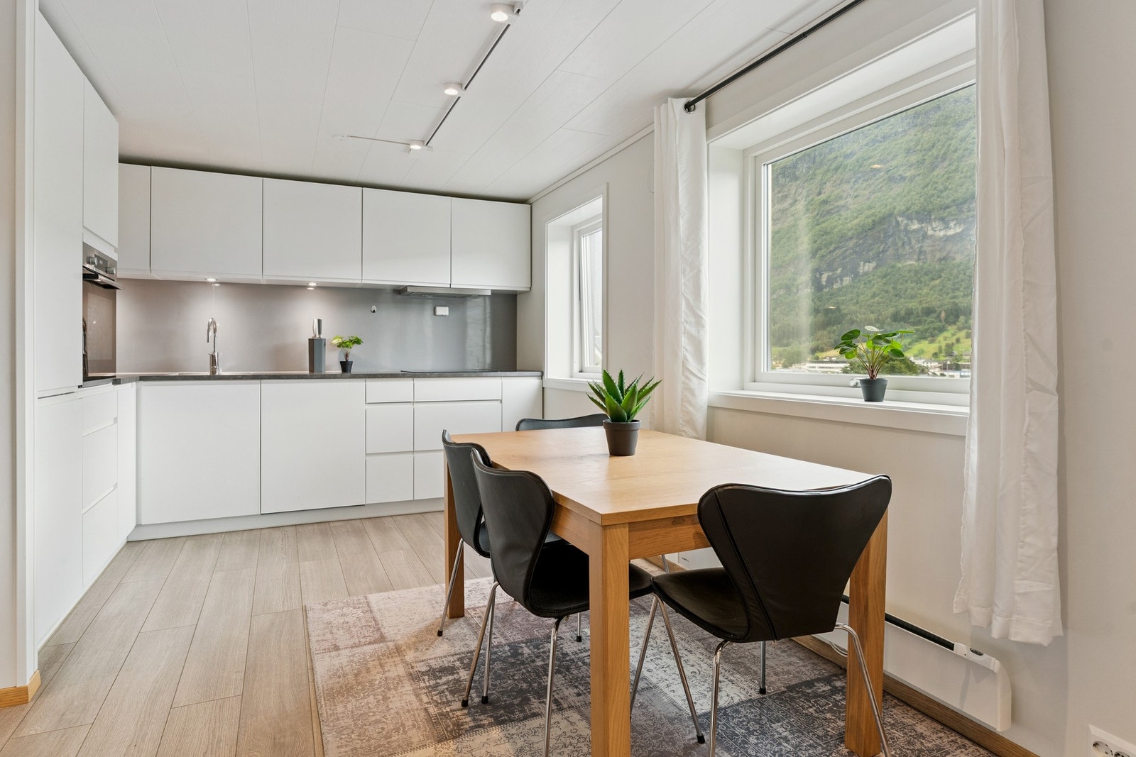 Utleiedelen har en åpen stue/-kjøkken løsning med moderne trekk. Kjøkkenet har mye skap og benkeplass. Galleribilde