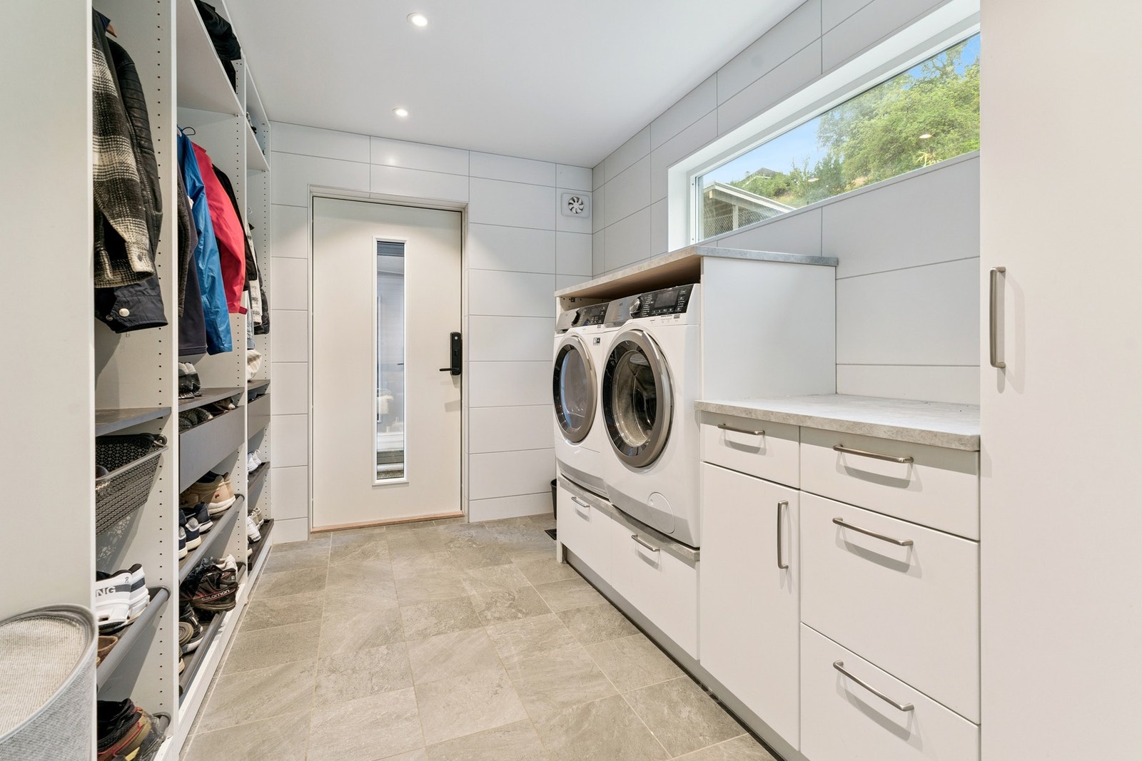 Meget moderne vaskerom med utgang ut til uteområdet. Du har direkte tilkomst fra inngangspartiet. Galleribilde