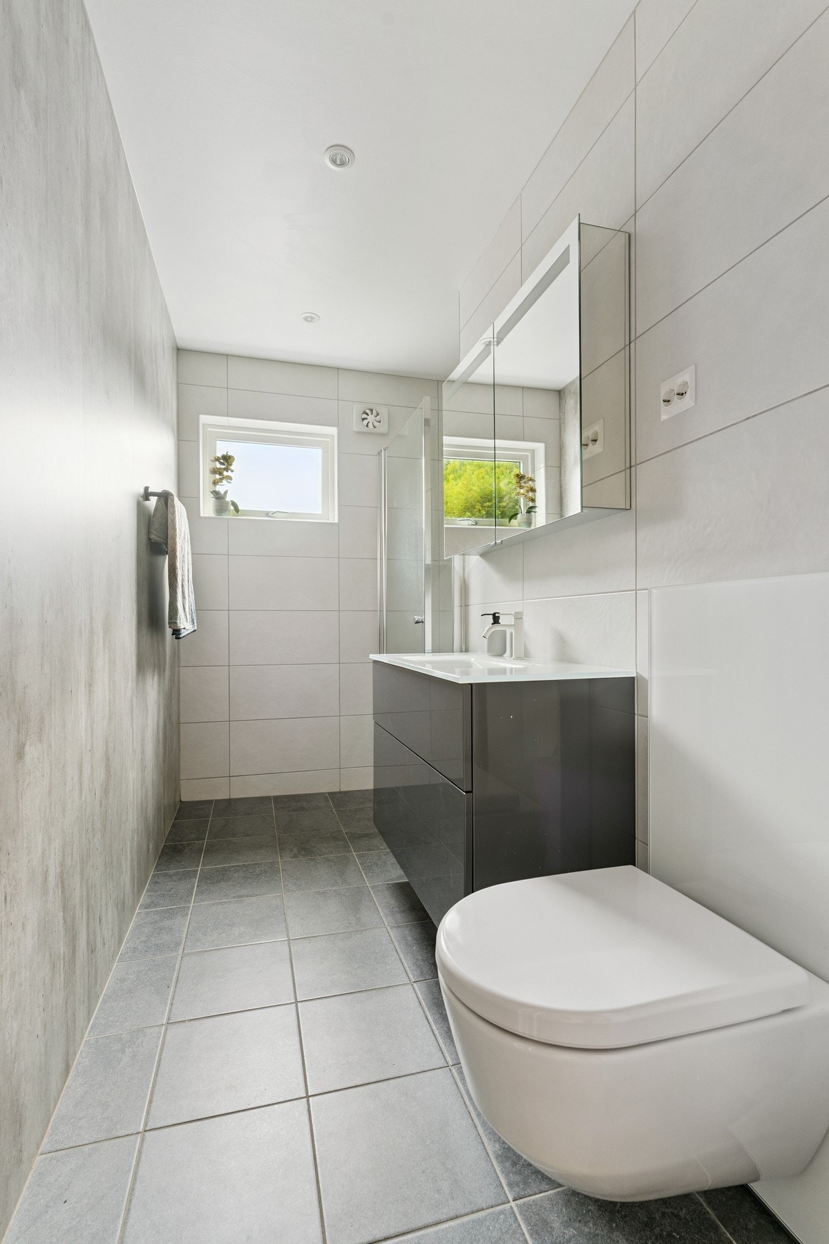 Baderommet i hovedetasjen er utstyrt med servant, vegghengt toalett og dusj Galleribilde