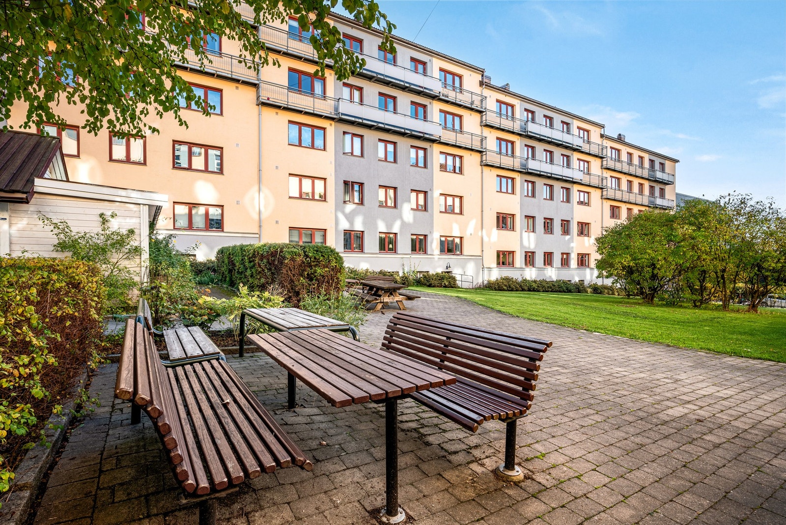 På fellesområdet finnes bord og benker hvor man kan invitere venner til mat og selskap på vår og sommer, og plenen benyttes hyppig av beboerne til å sole seg og grille Galleribilde